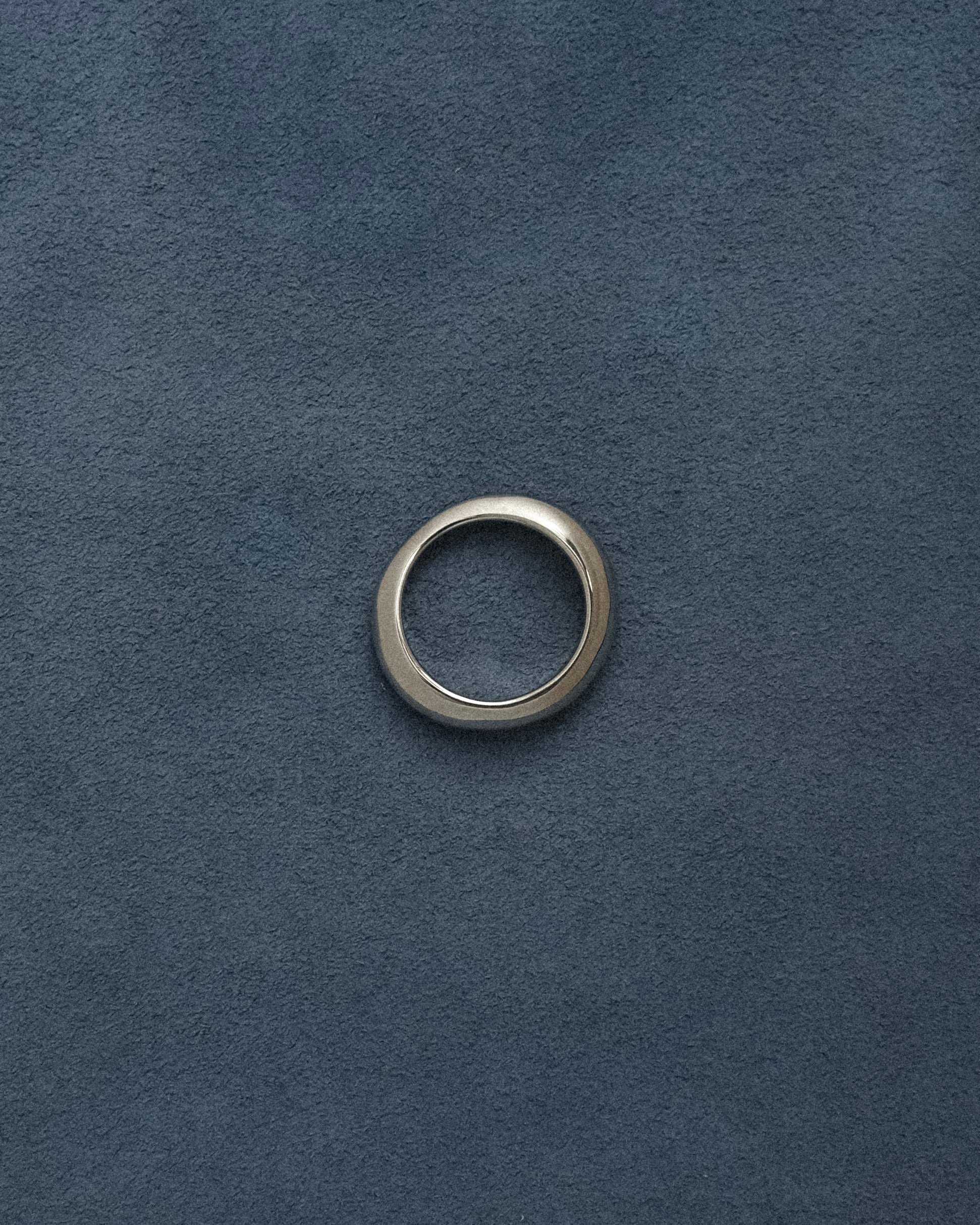 Luthé Semibreve Band Ring