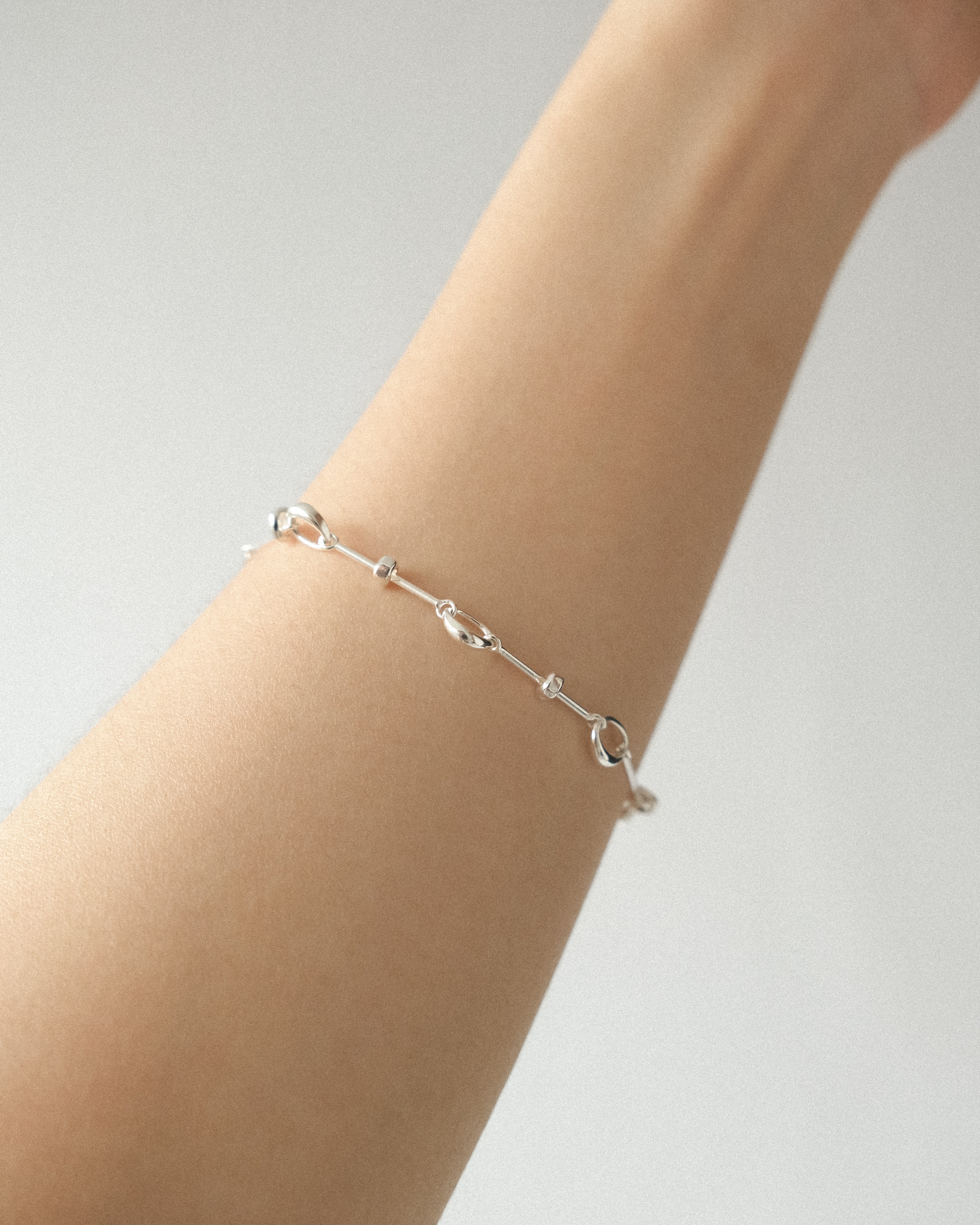Parella Vine Bar Chain Bracelet
