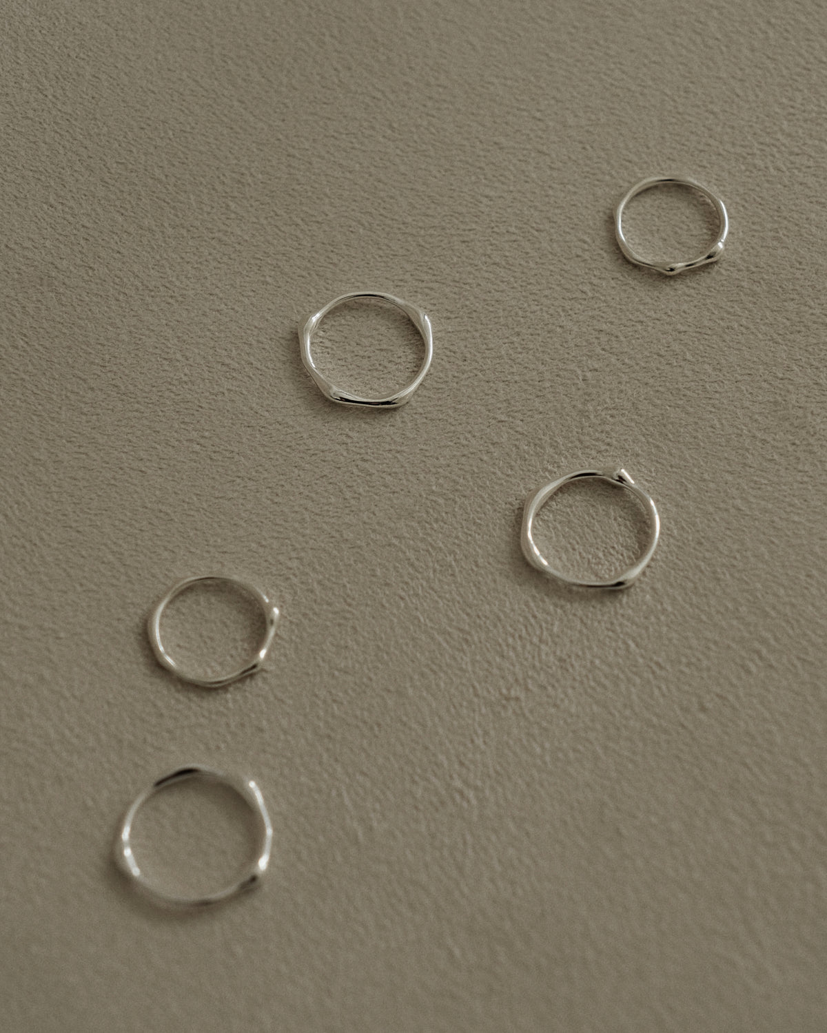 Dea Fluid Thin Band Ring