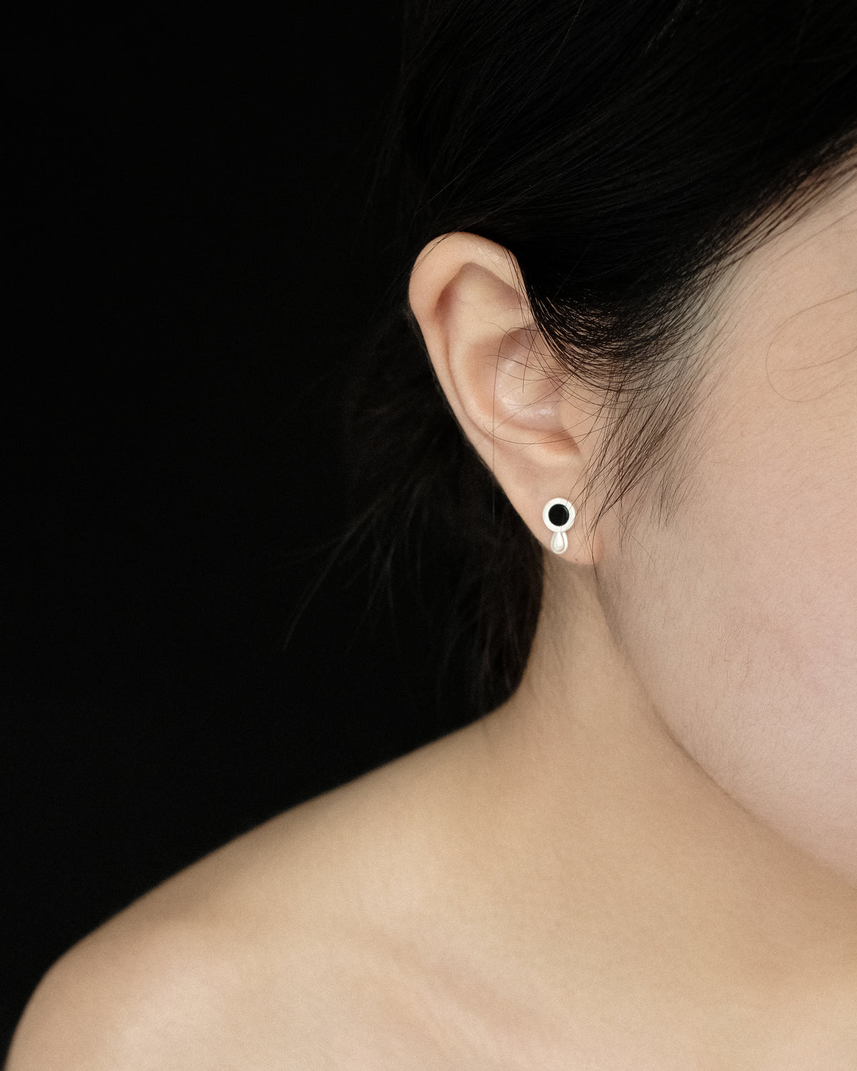 Reó Tiny Drop Stud Earrings