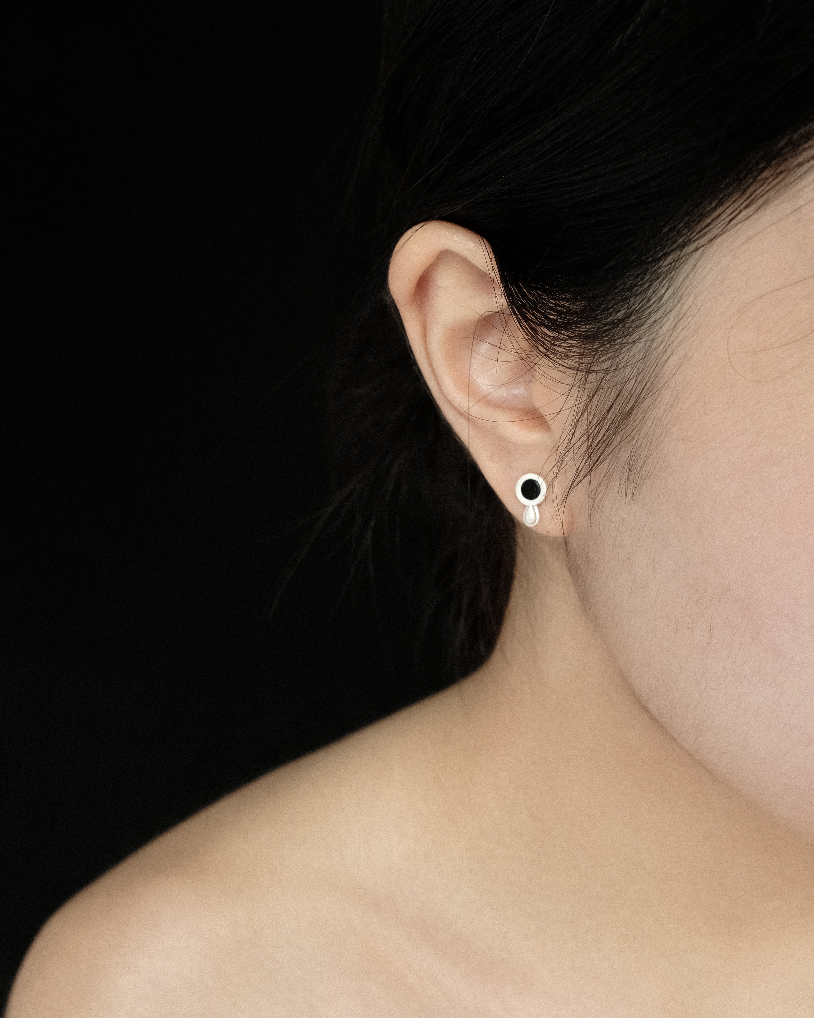 Reó Tiny Drop Stud Earrings