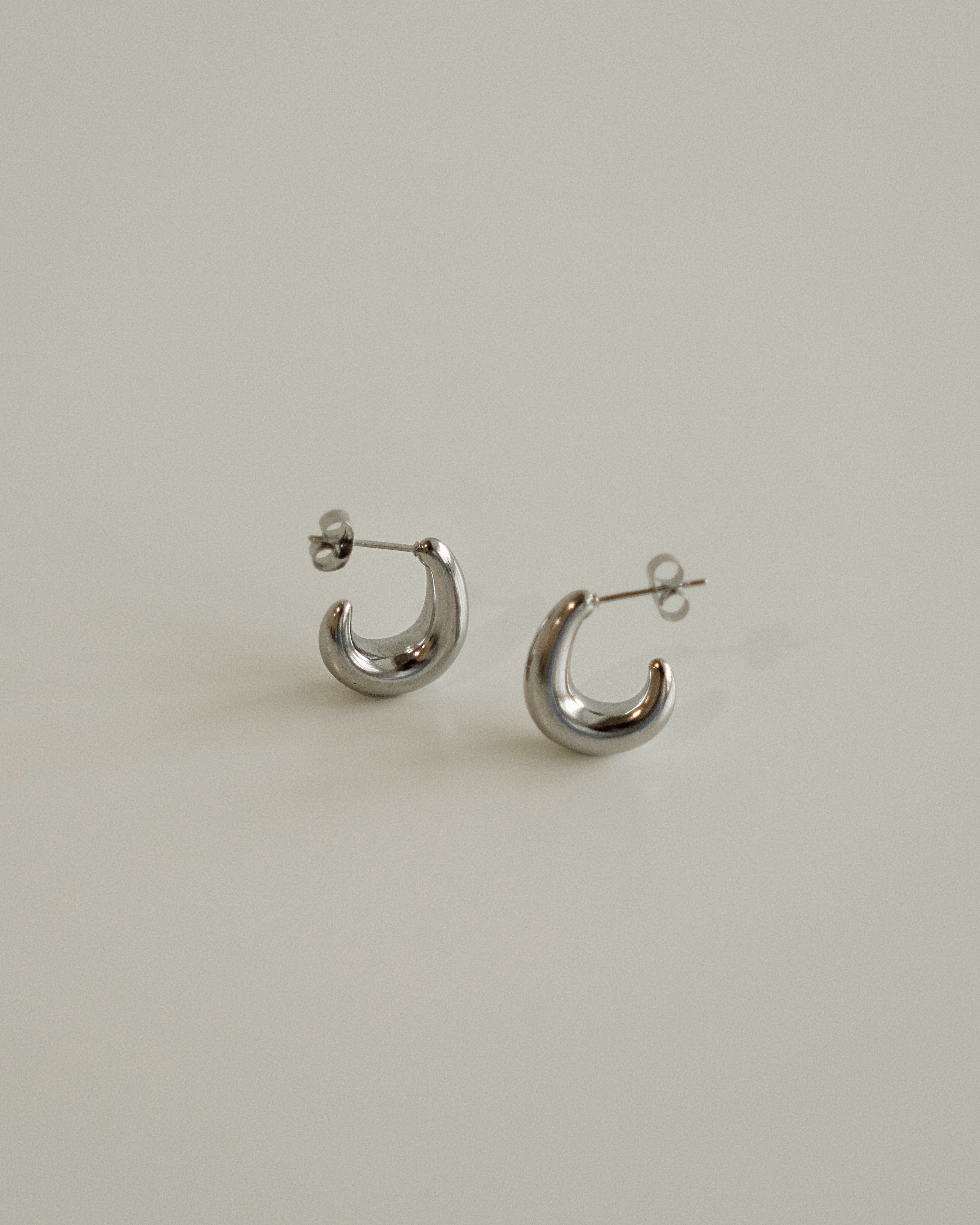 Elody Bold Curved Dupe Earrings