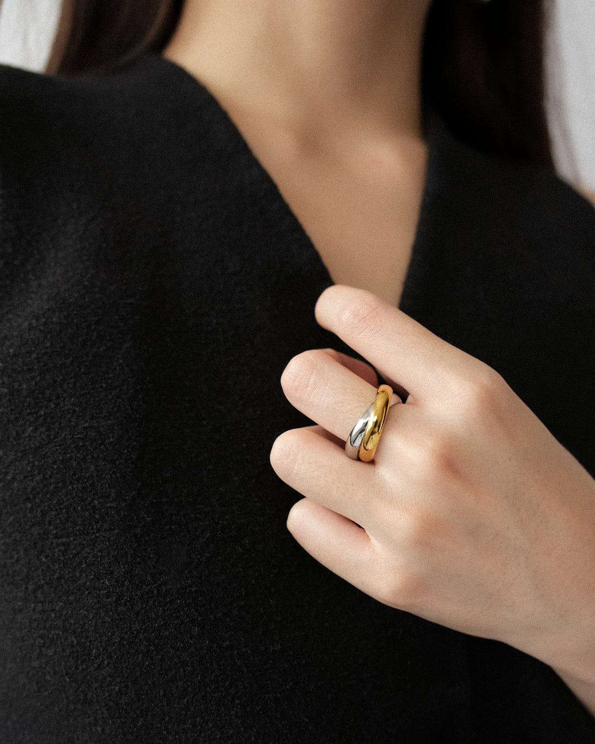Sona Contrast Intertwined Ring