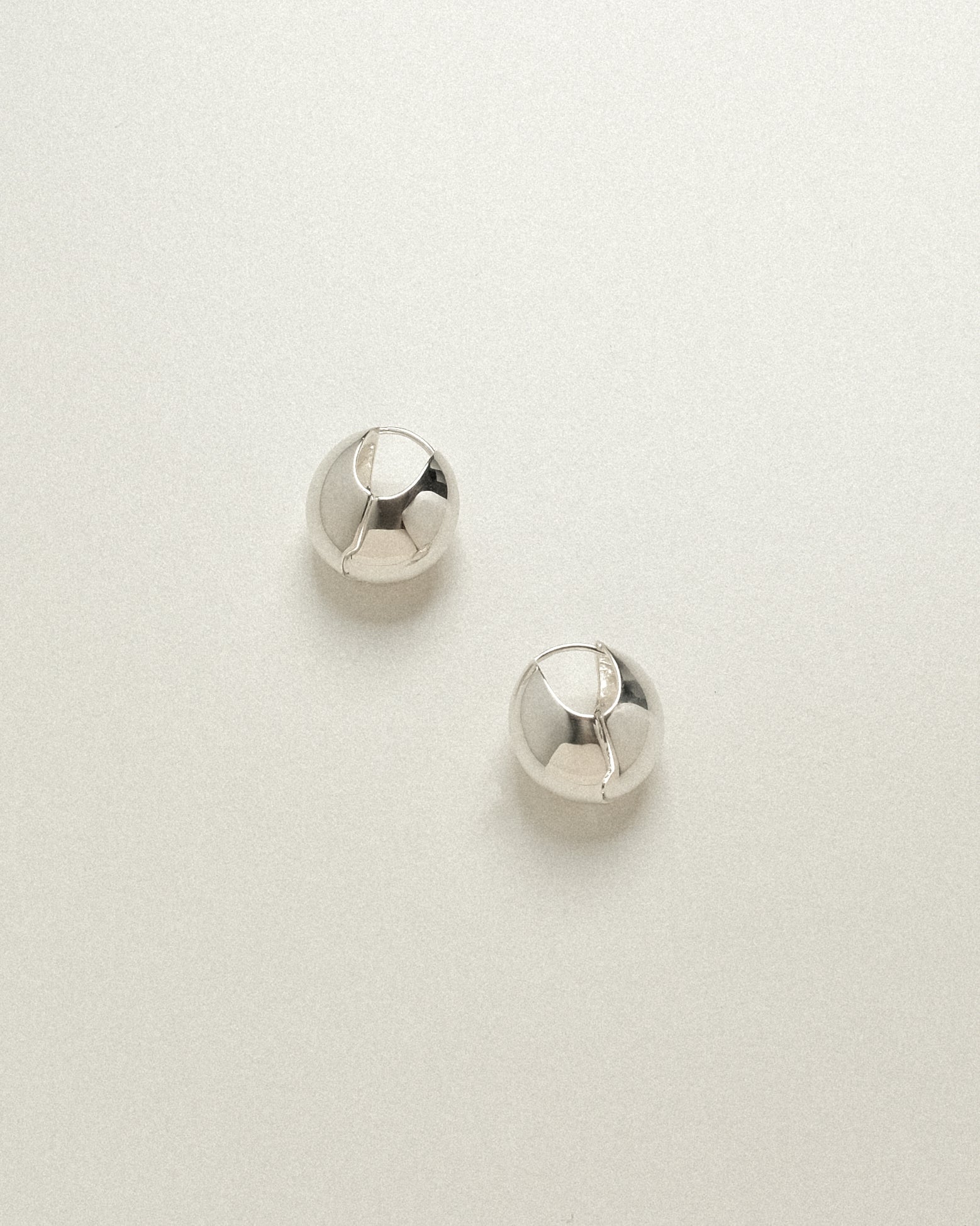Ophéa Pebble Dome Hoop Earrings