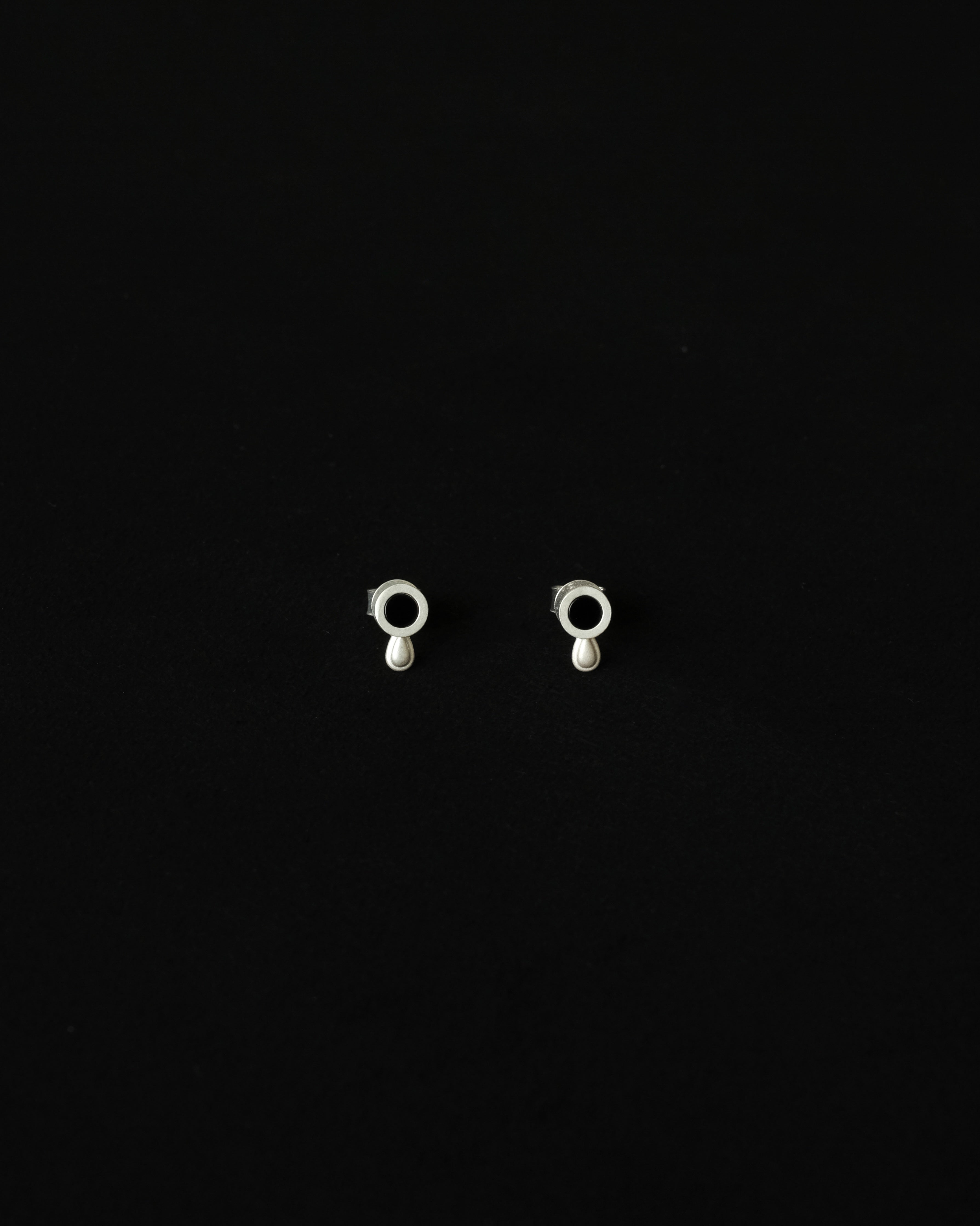 Reó Tiny Drop Stud Earrings