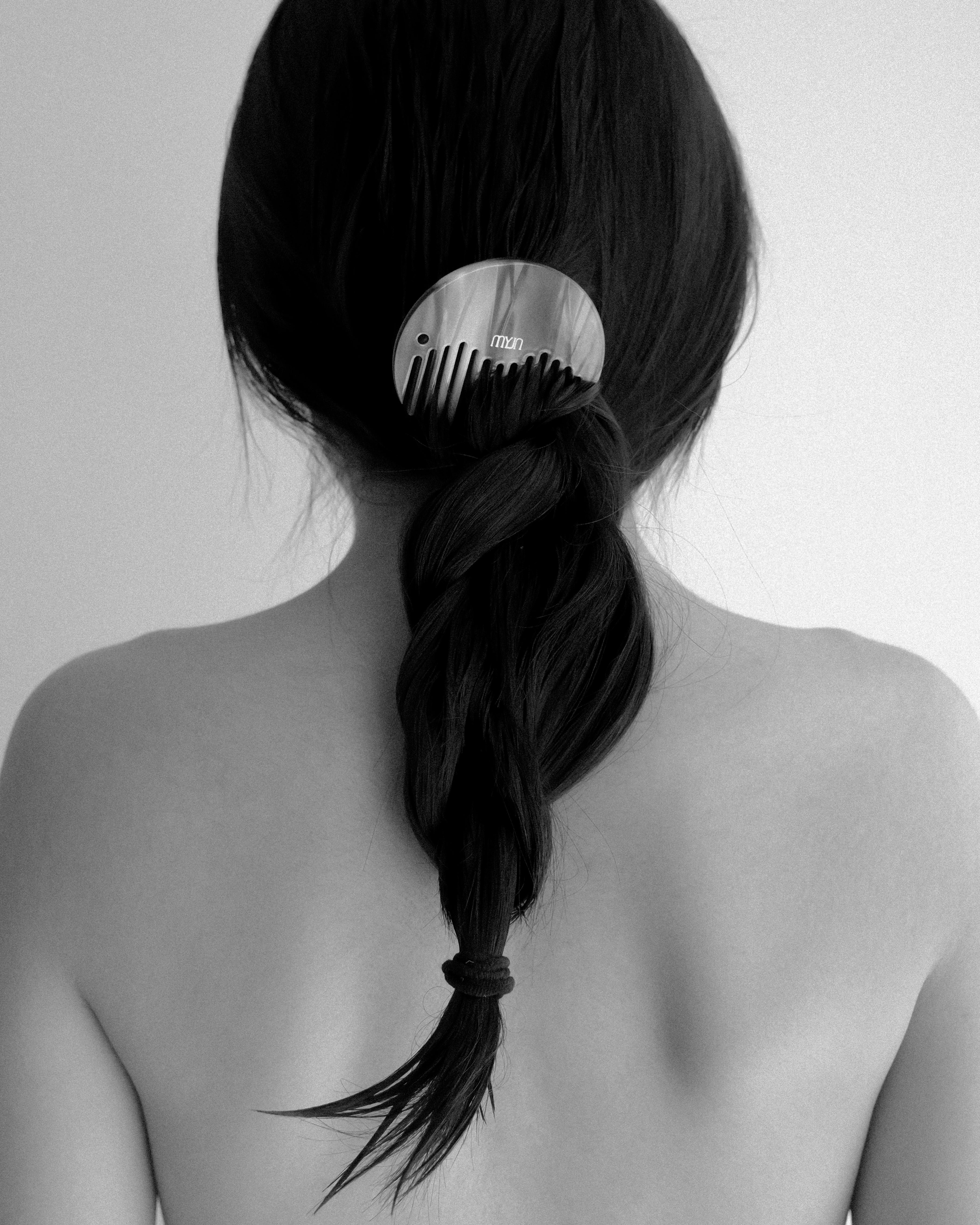 The Nari Round Comb 001