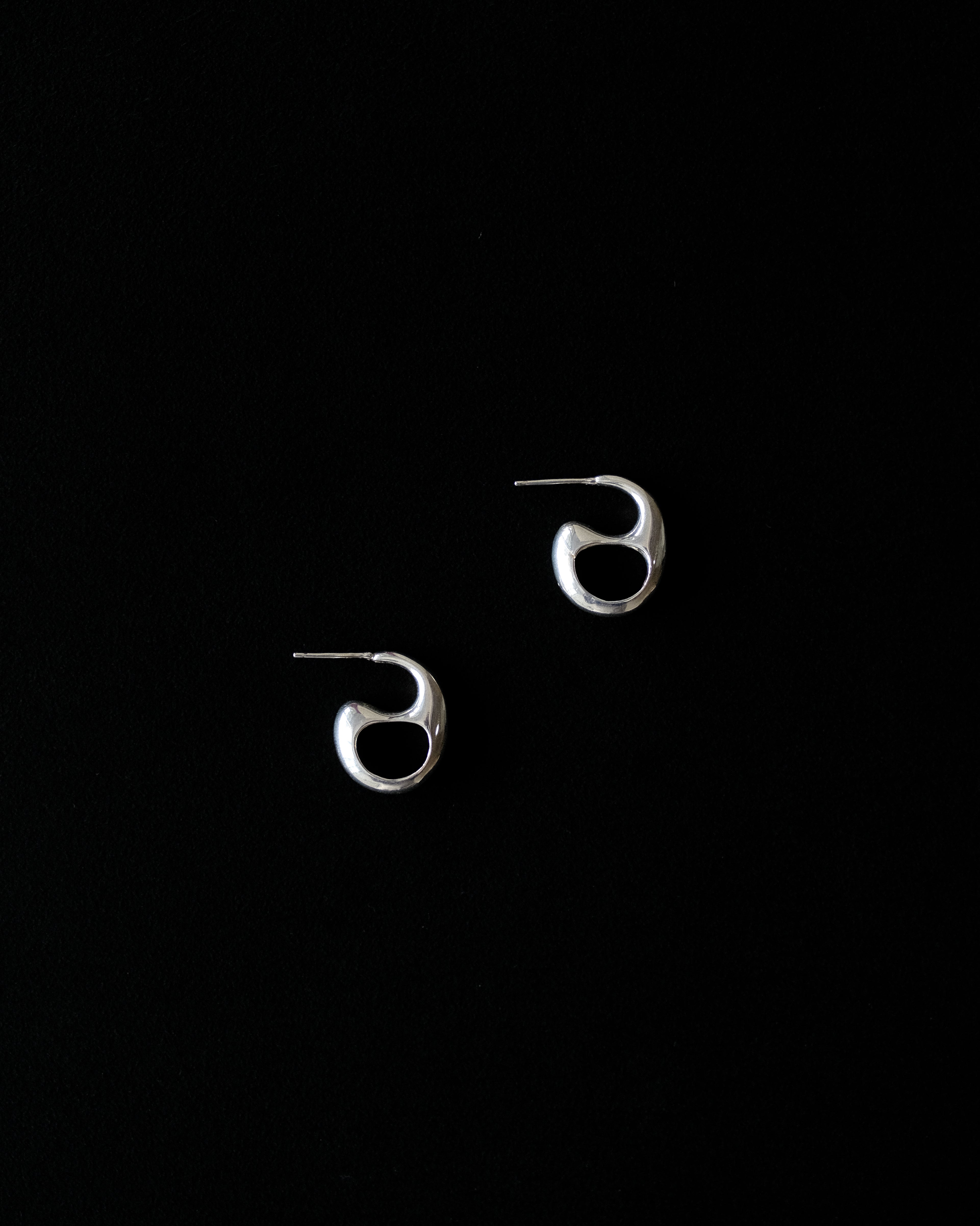 Noemí C-Shaped Stud Earrings