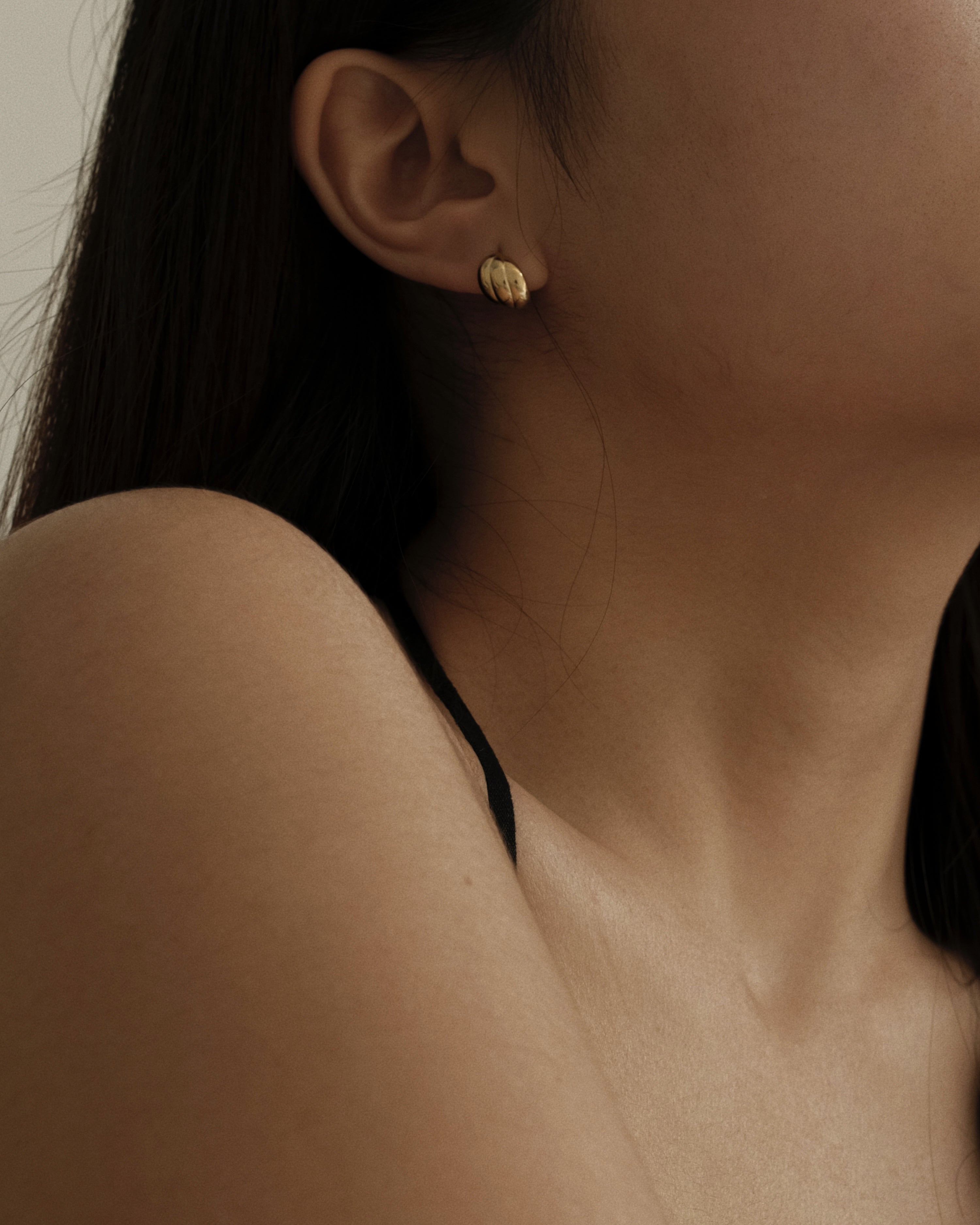 Quile Curved Shell Stud Earrings
