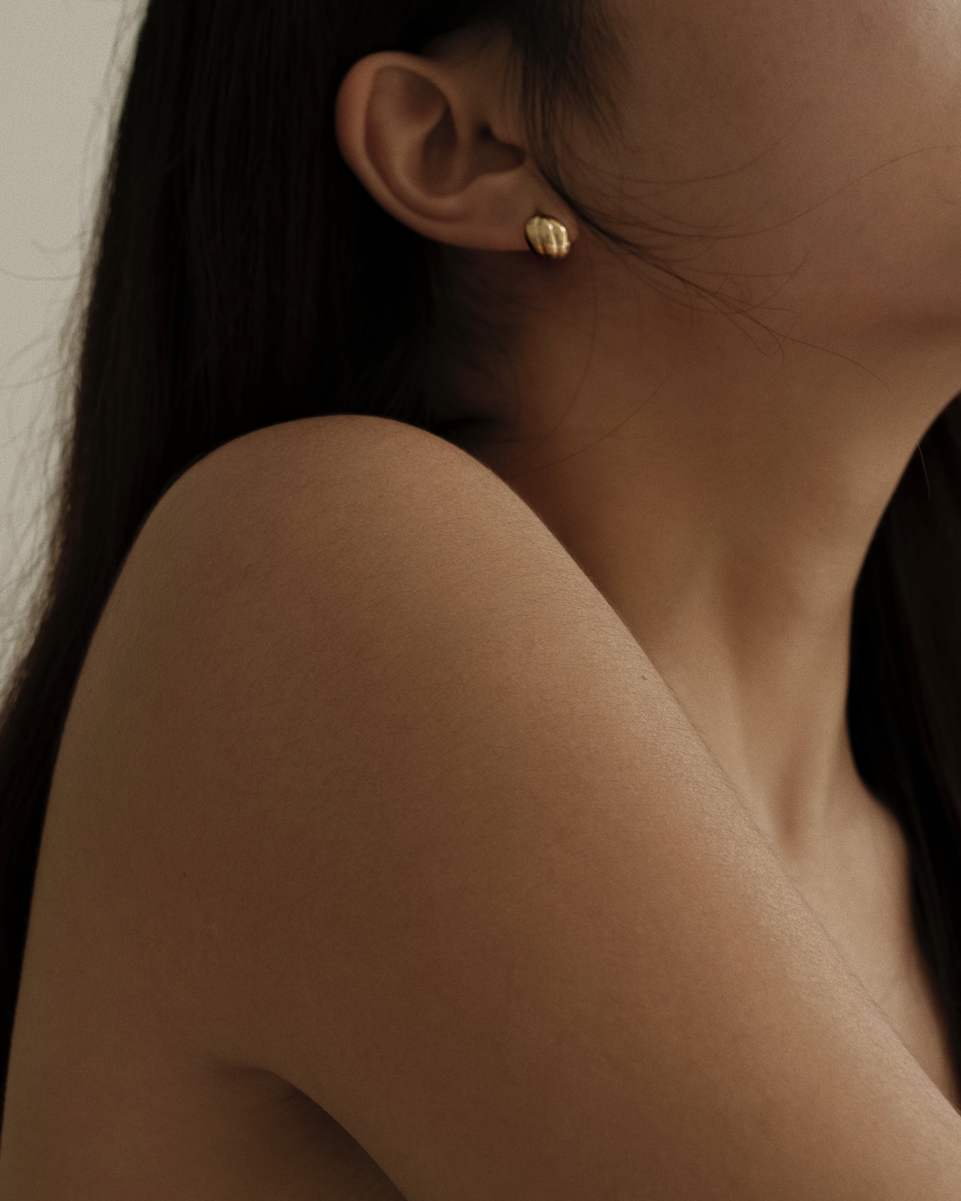 Quile Curved Shell Stud Earrings