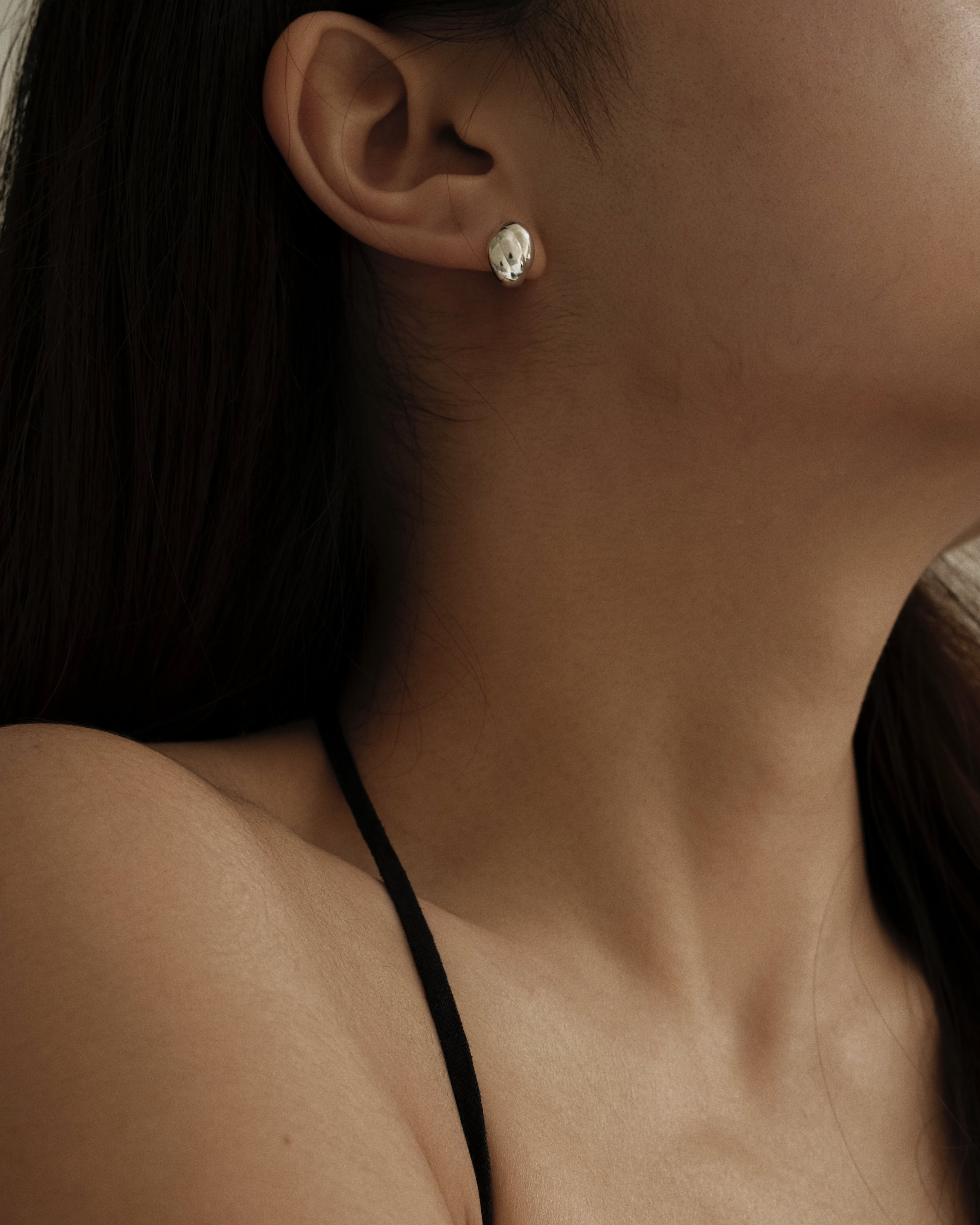 Quile Curved Shell Stud Earrings
