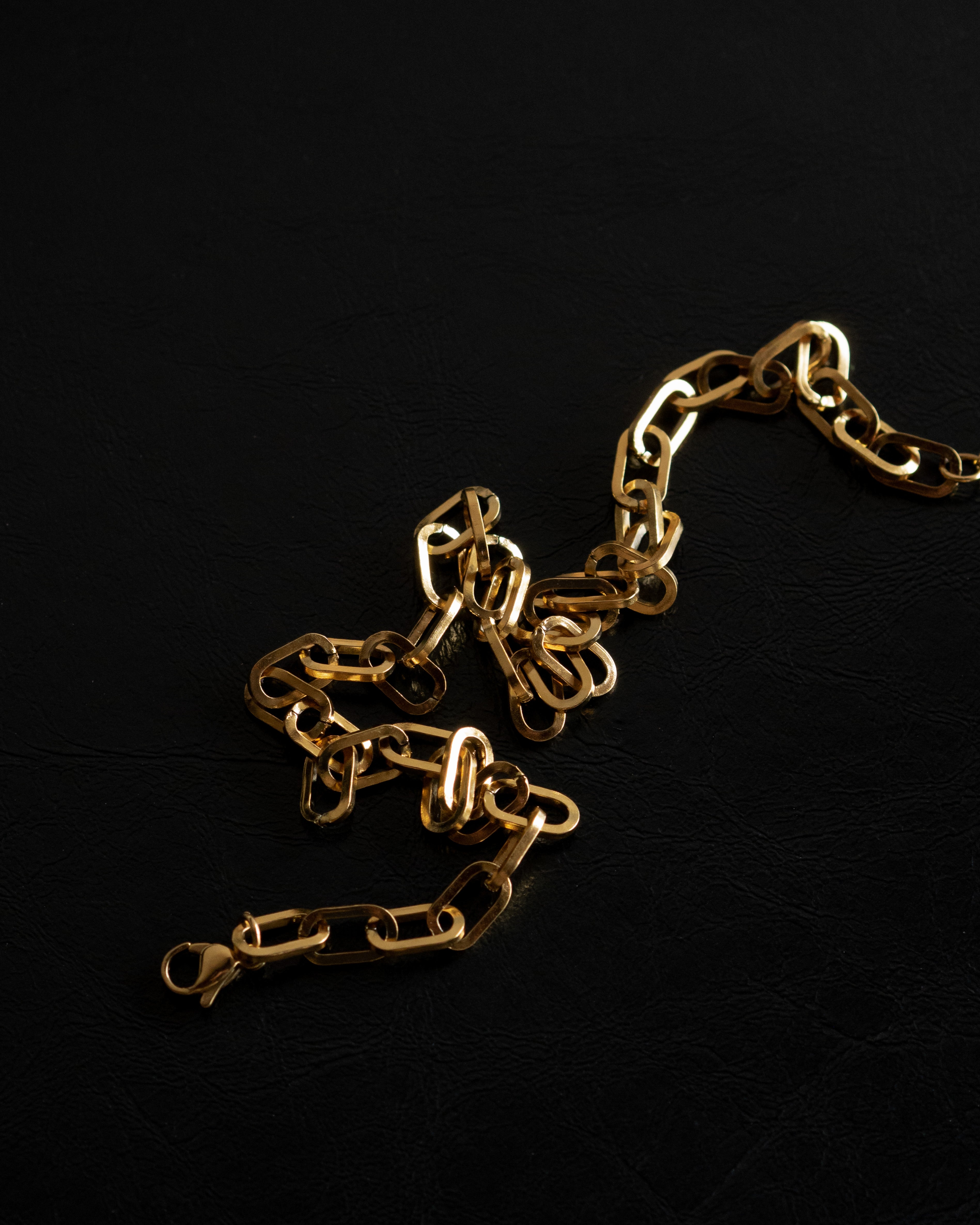 Ava Bold Chain Choker
