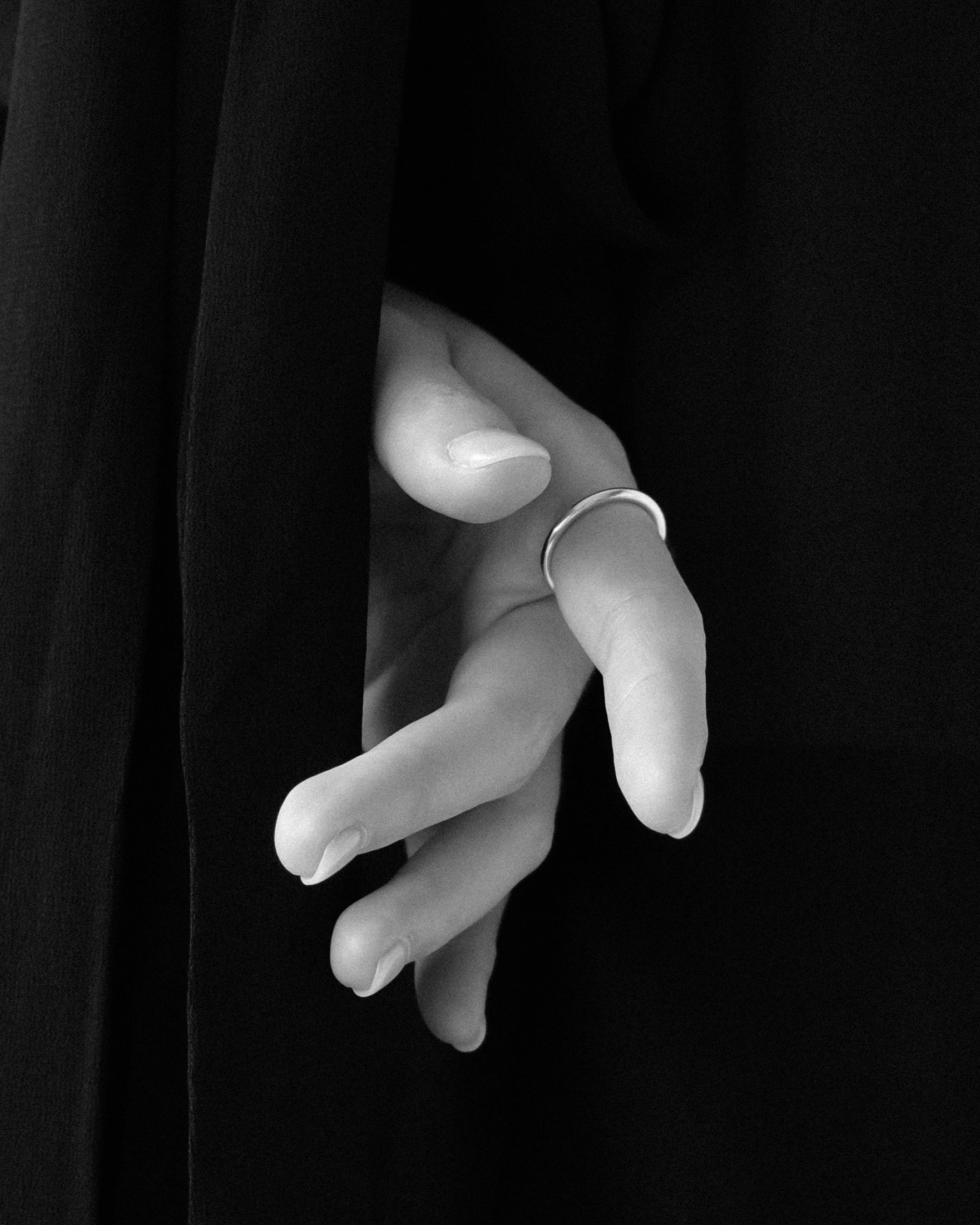 Goma Tiny Round Band Ring