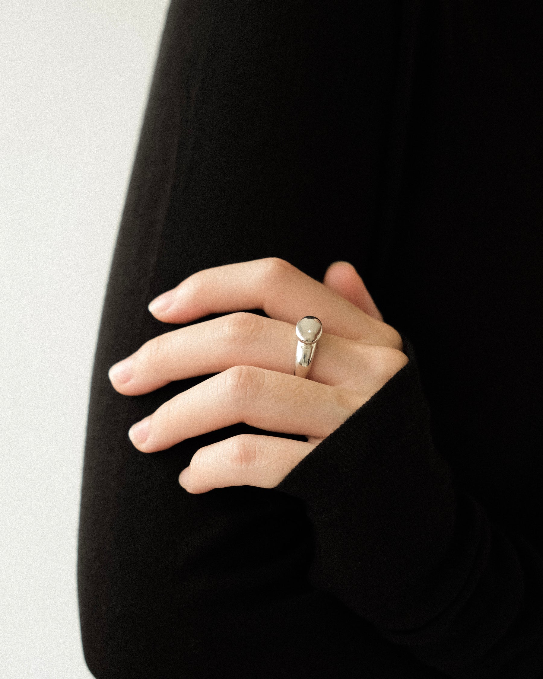 Aëla Pebble Band Signet Ring