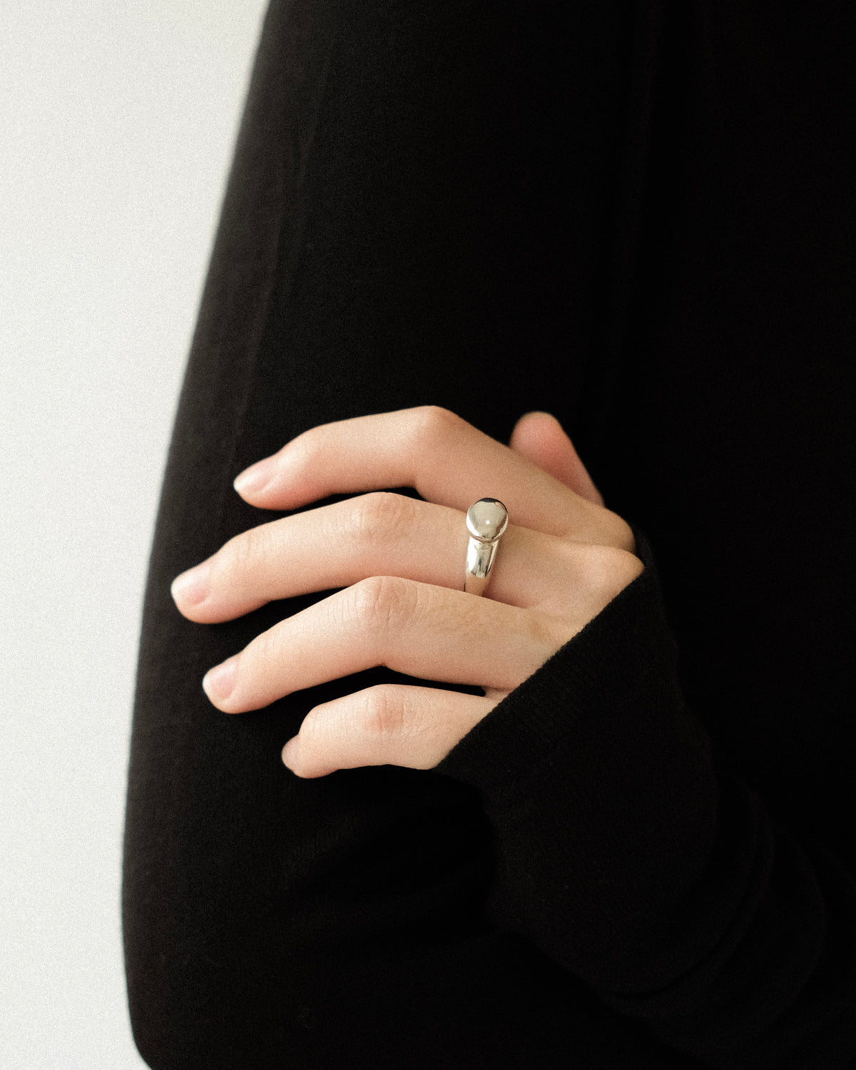 Aëla Pebble Band Signet Ring