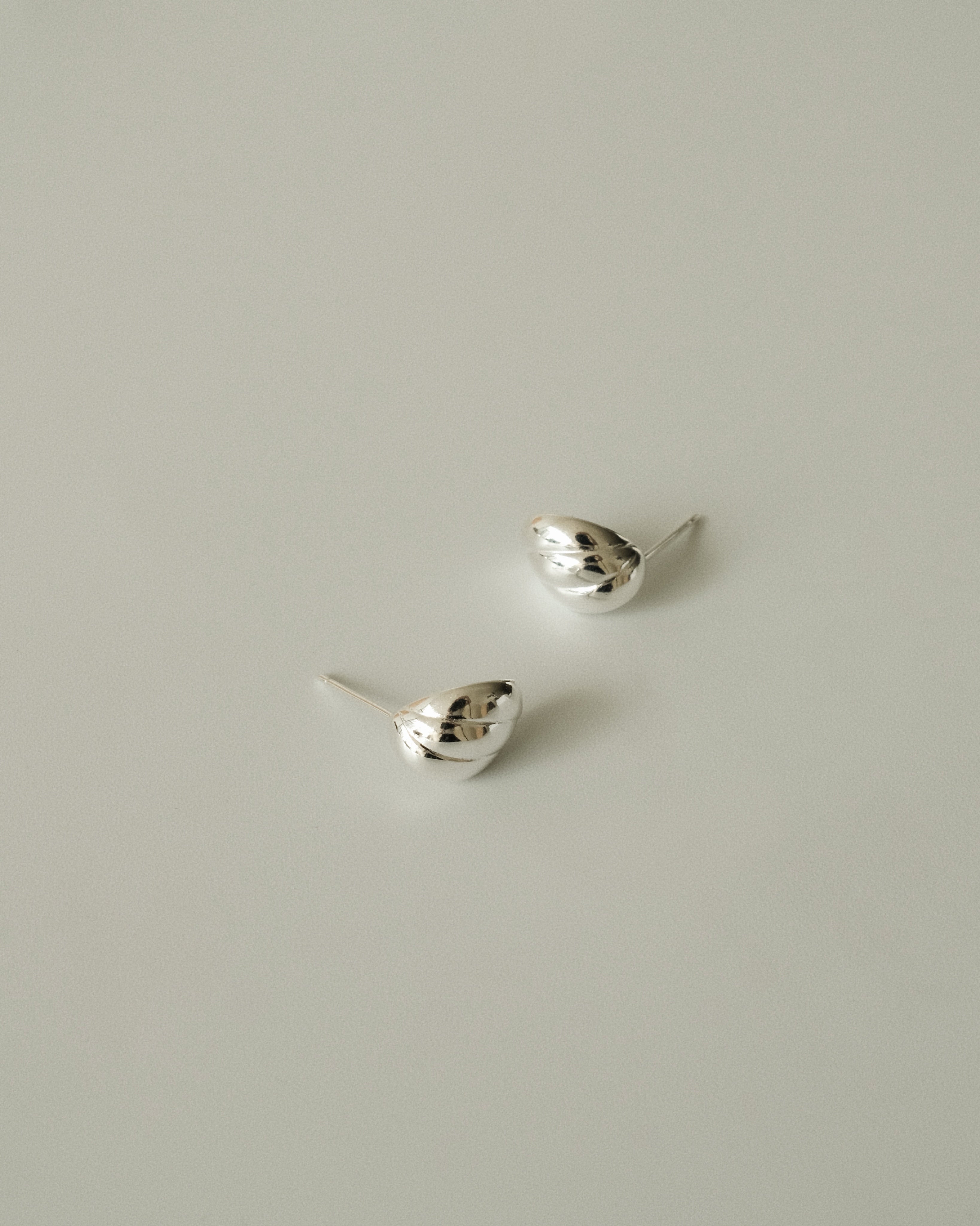 Quile Curved Shell Stud Earrings