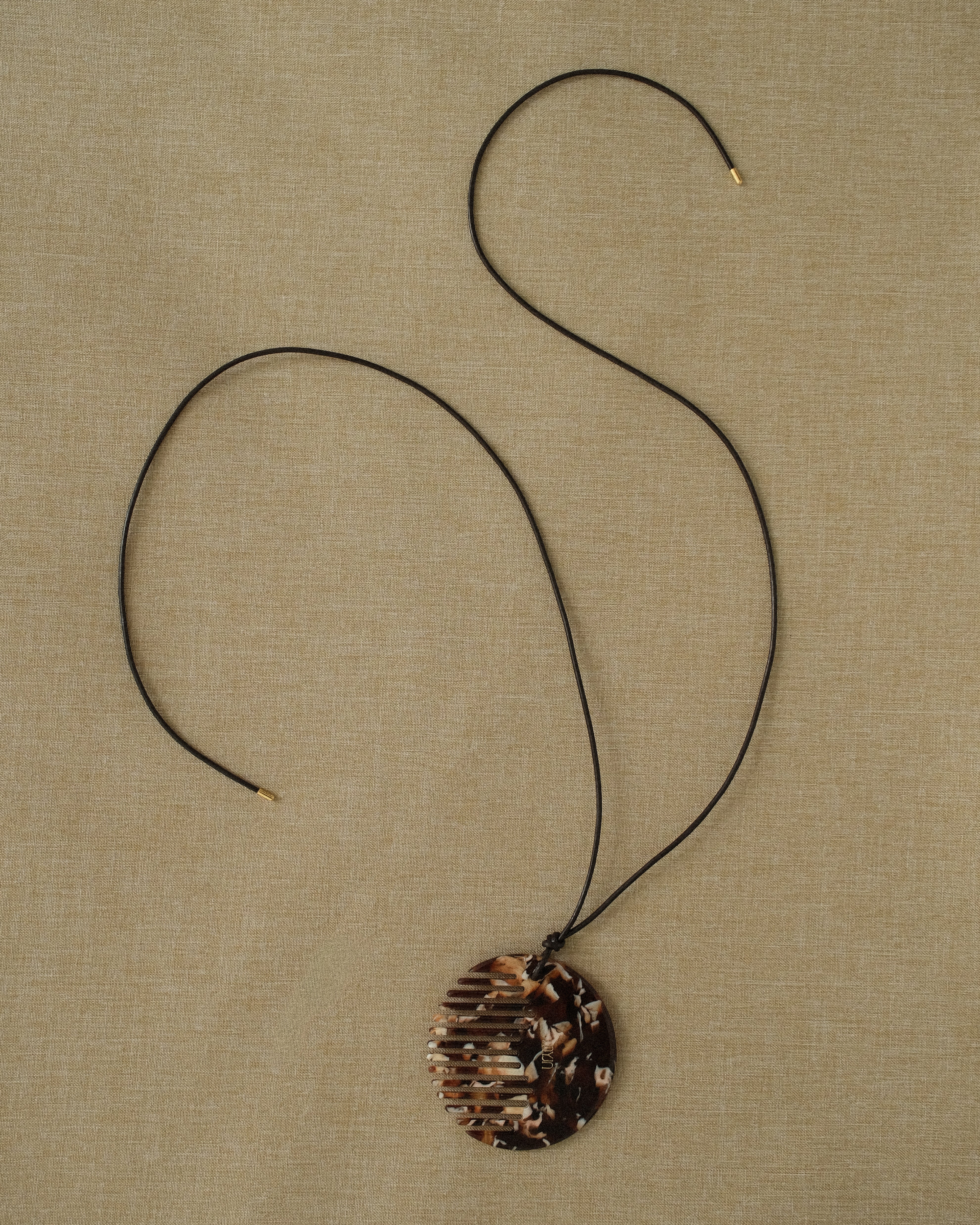 [GIFT] Comb Necklace - The Auri 003