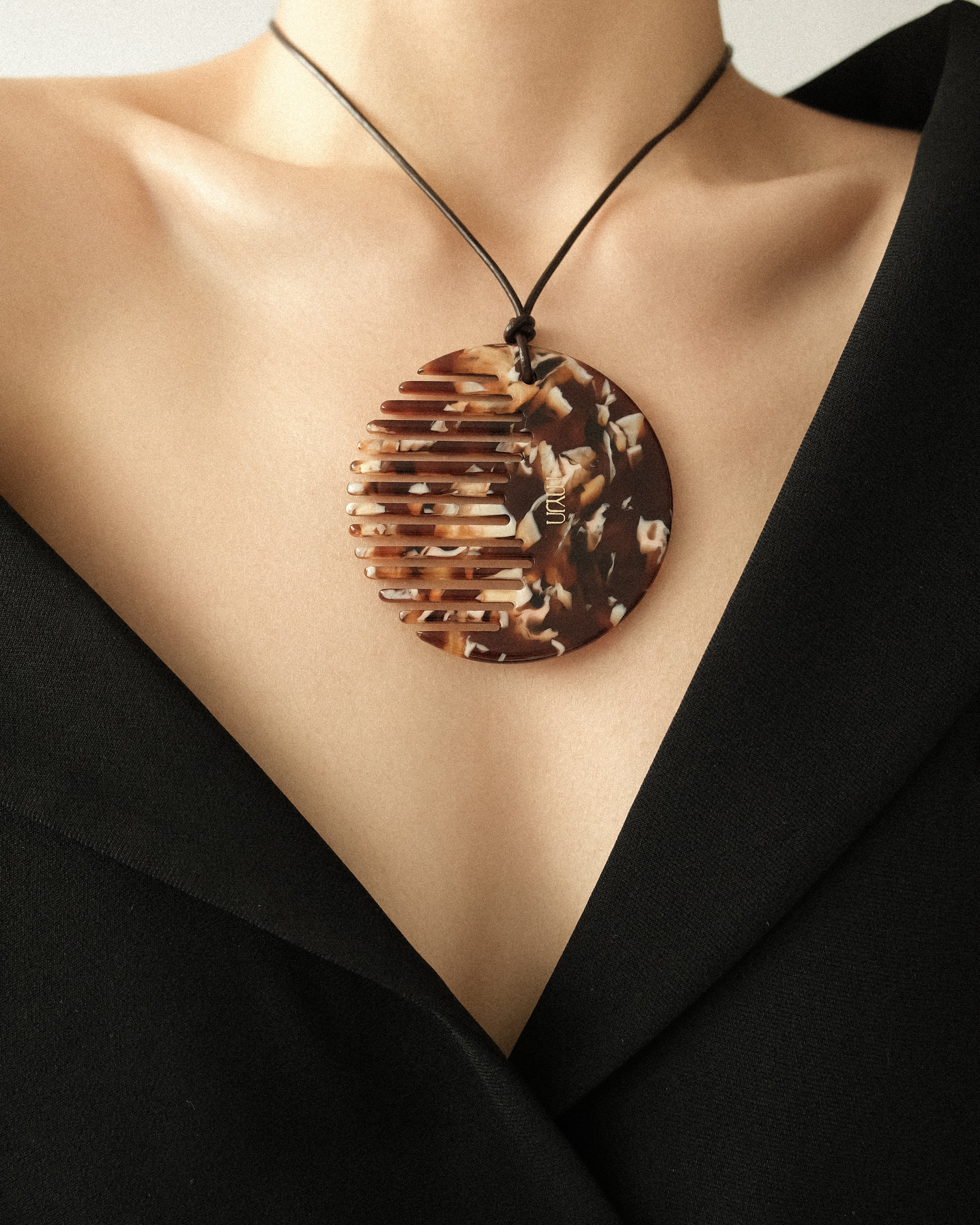 [GIFT] Comb Necklace - The Auri 003