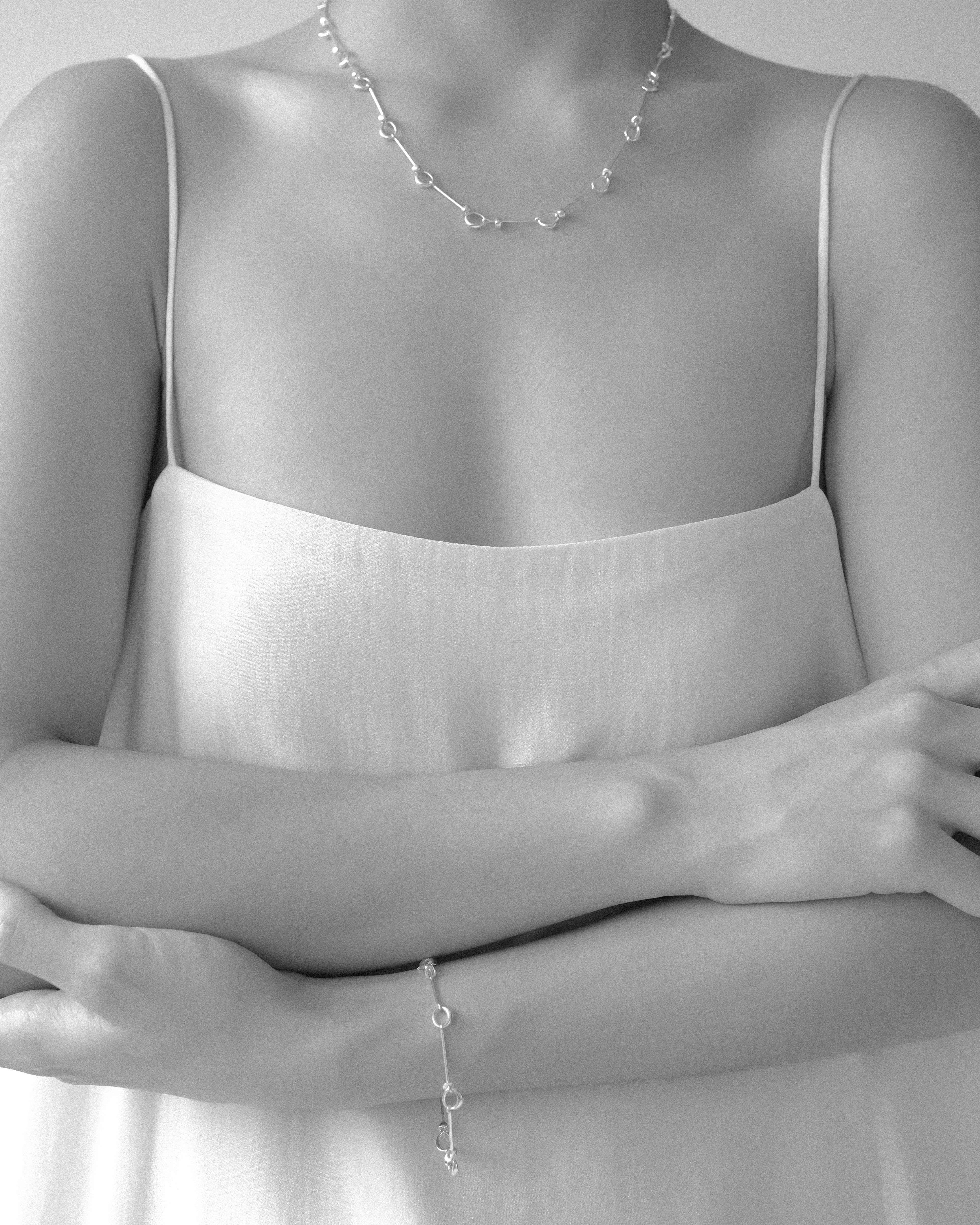 Parella Vine Bar Chain Bracelet