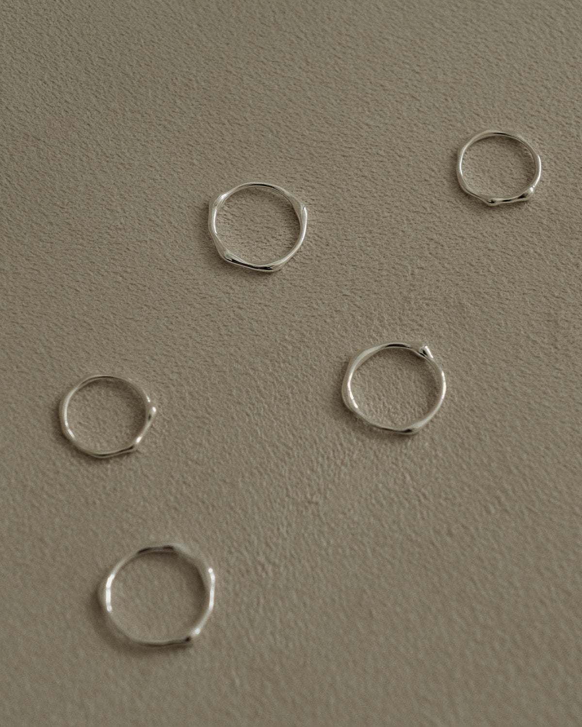 Dea Fluid Thin Band Ring