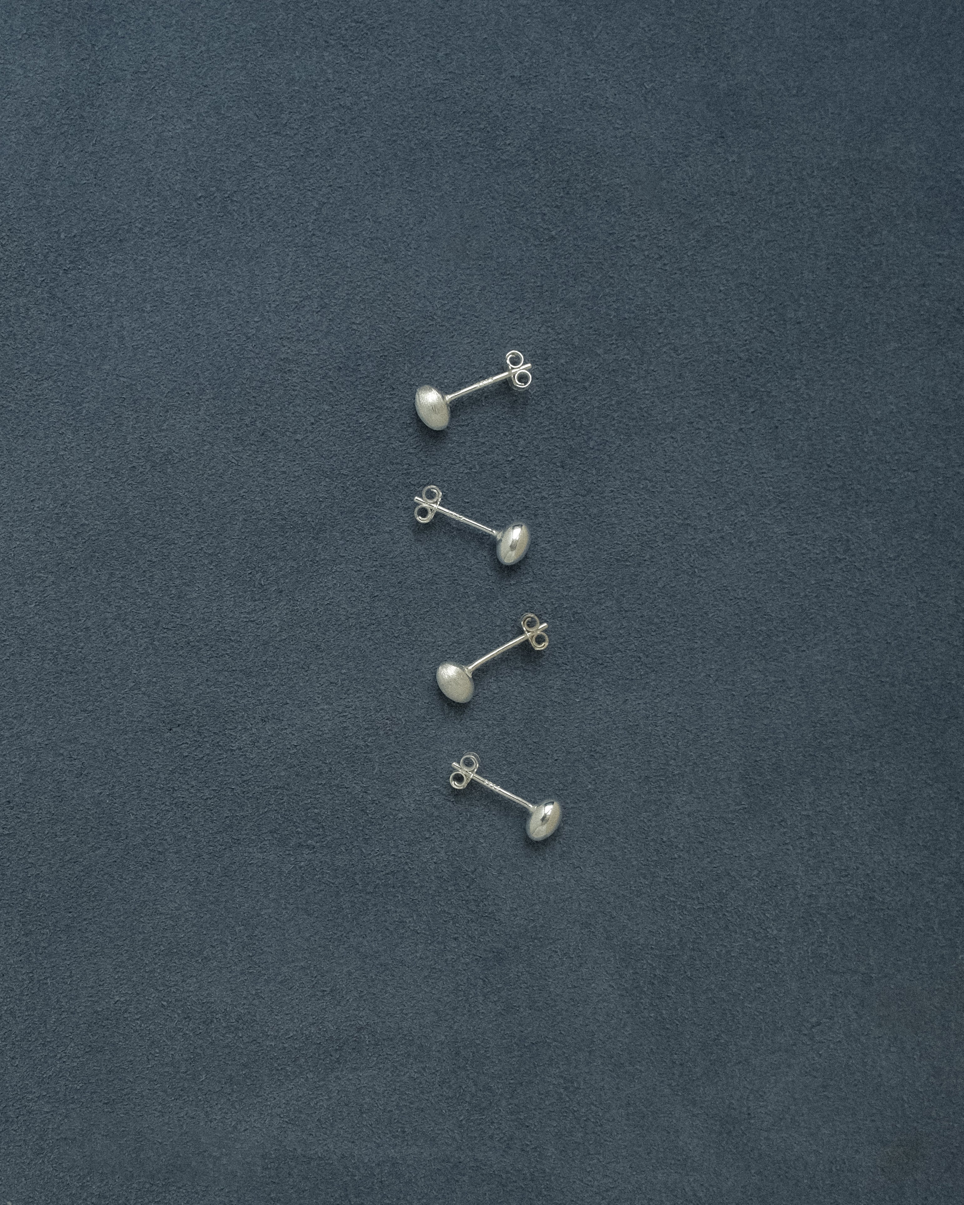 Ane Tiny Semibreve Stud Earrings