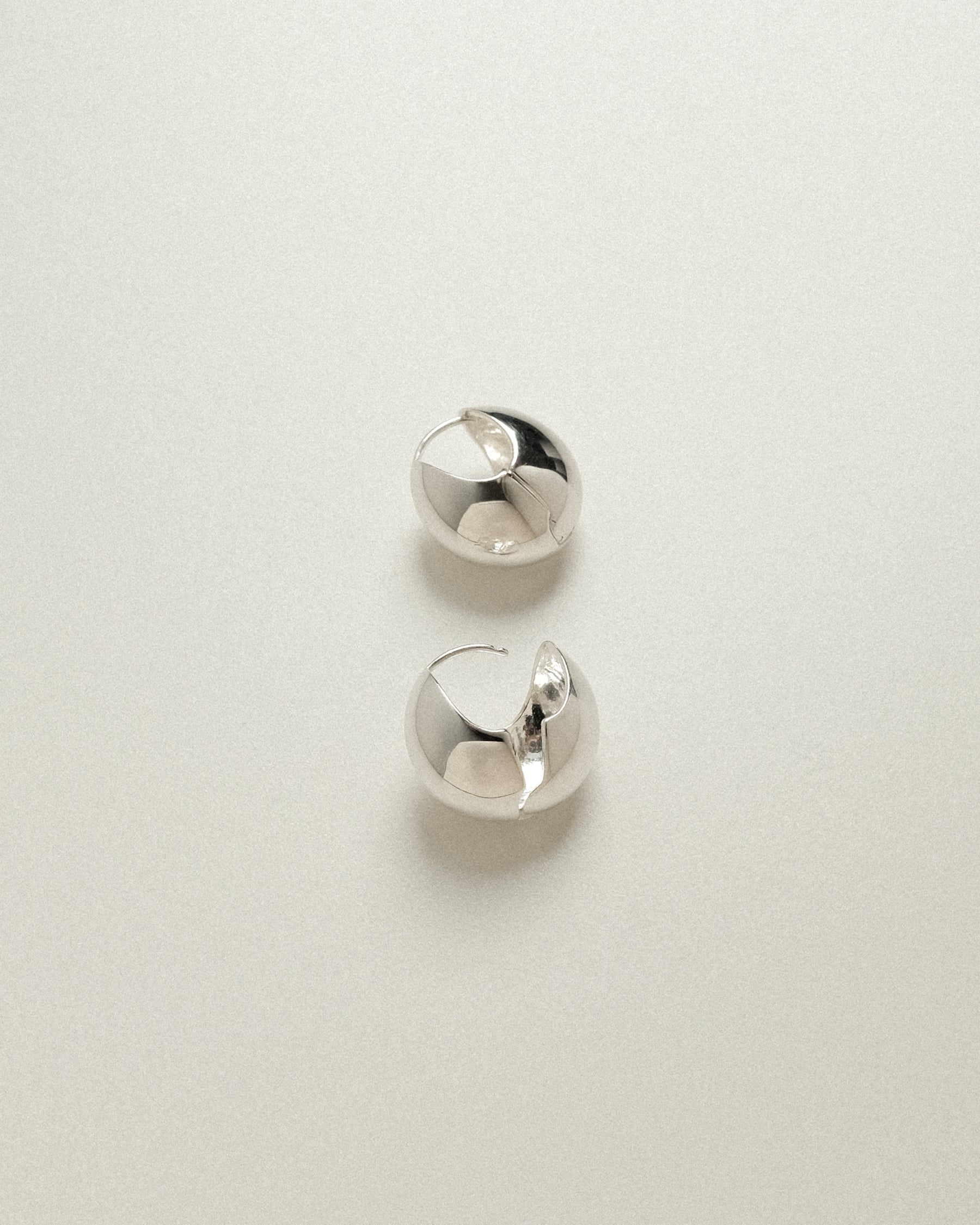 Ophéa Pebble Dome Hoop Earrings