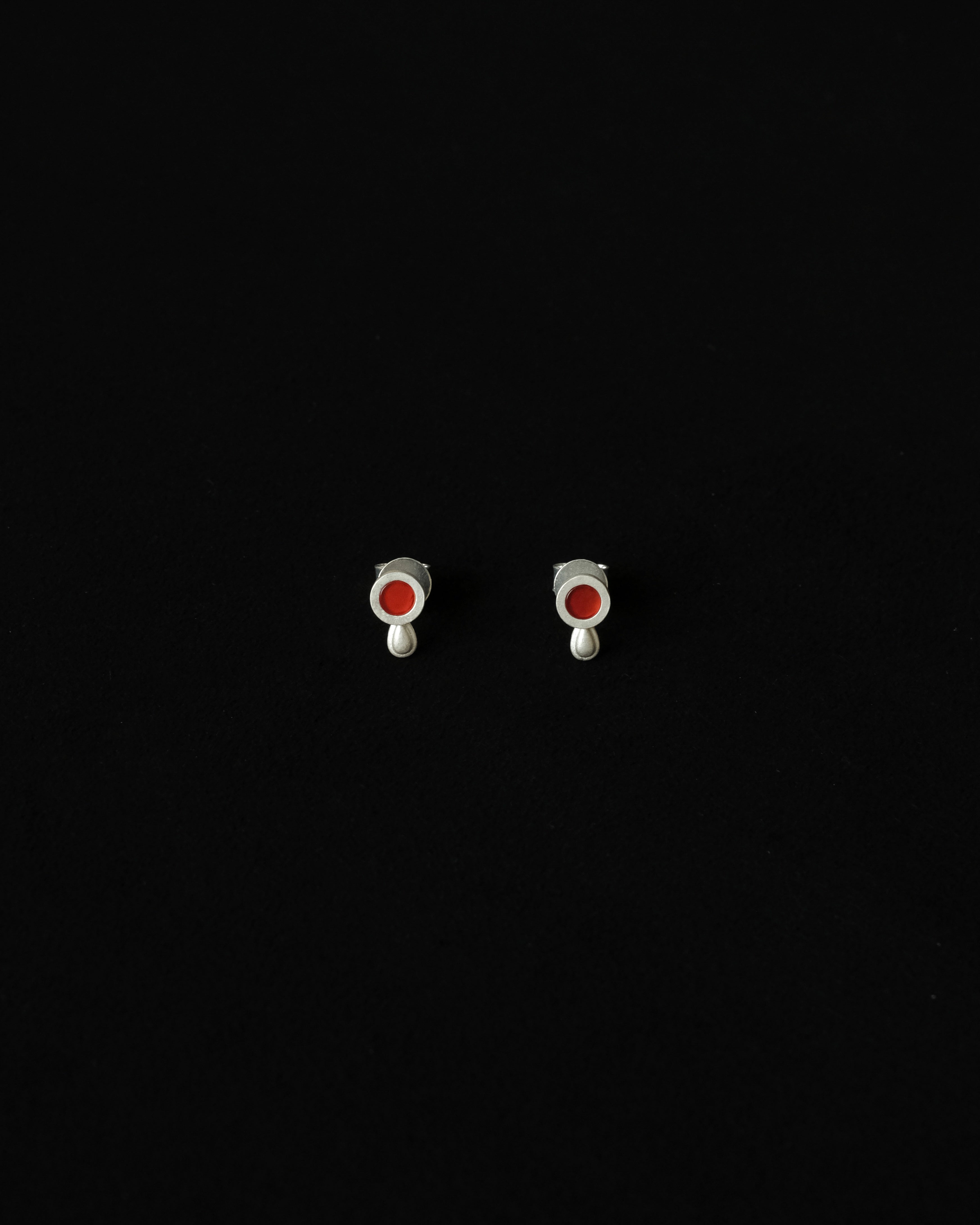 Reó Tiny Drop Stud Earrings