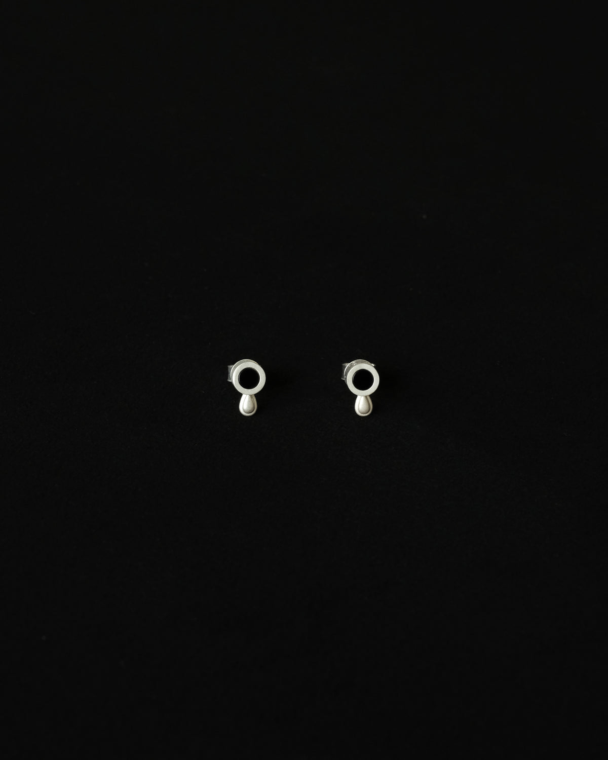 Reó Tiny Drop Stud Earrings