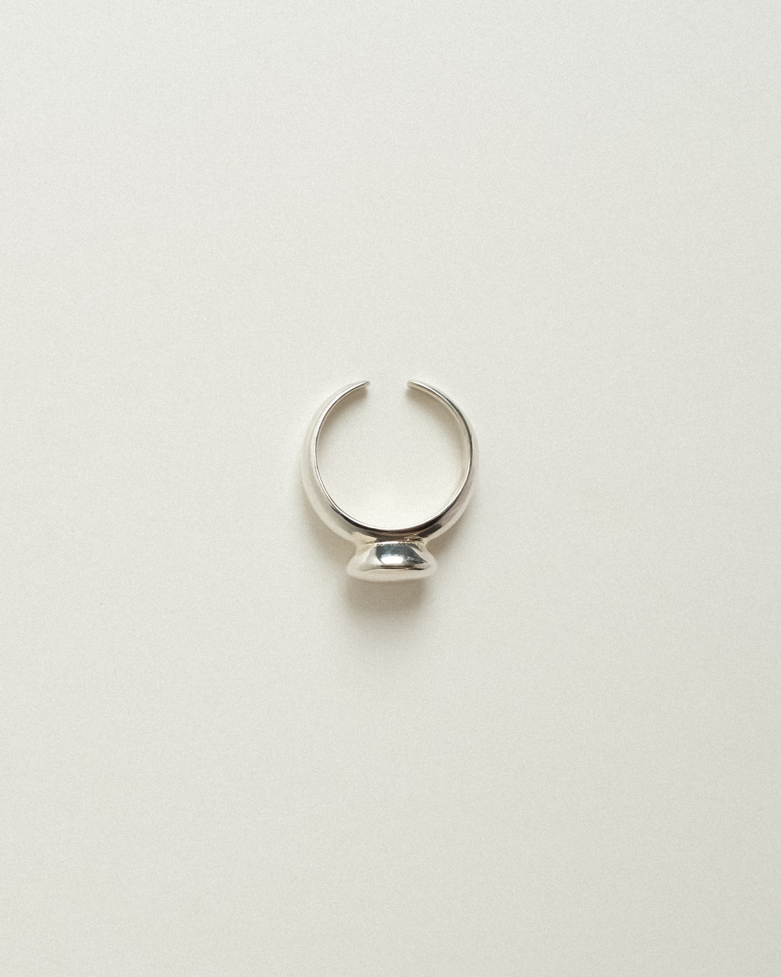 Aëla Pebble Band Signet Ring