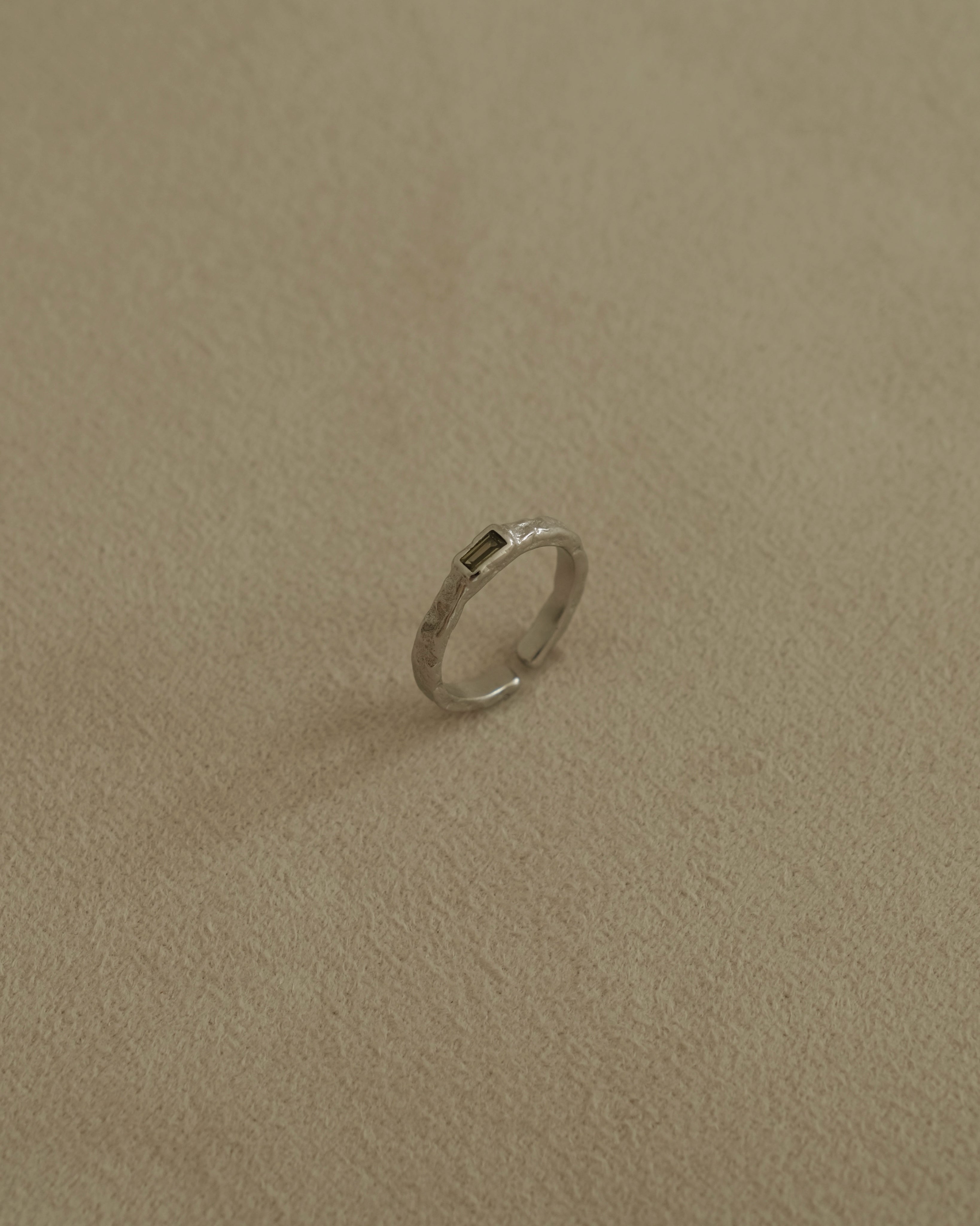 Émilie Hammered Diamond Open Band Ring