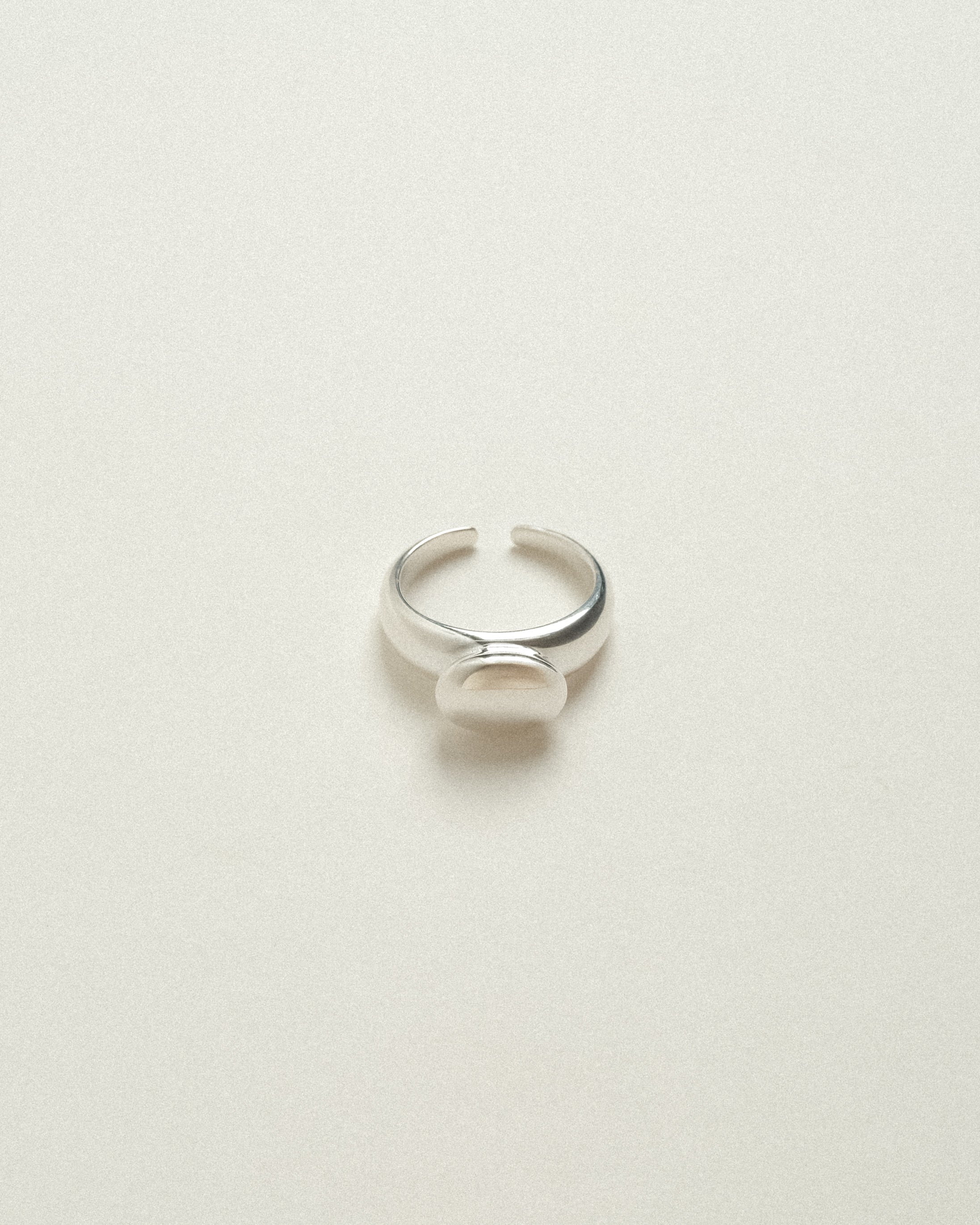 Aëla Pebble Band Signet Ring