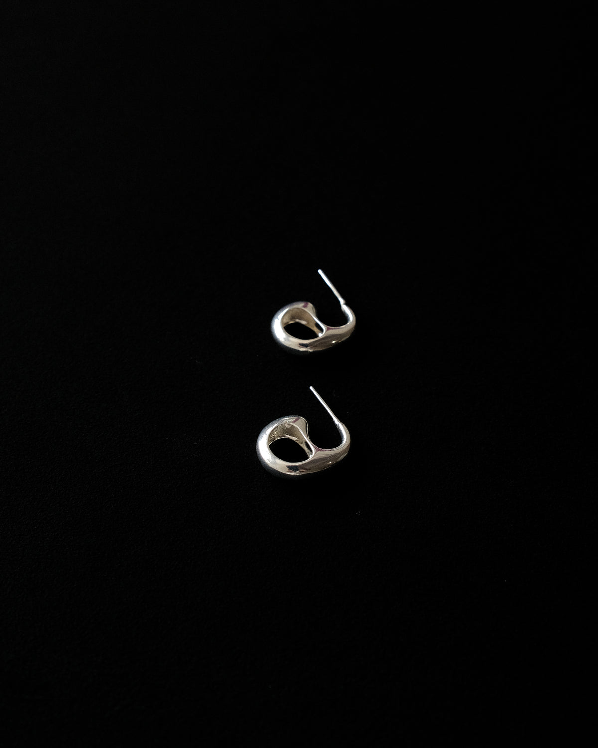Noemí C-Shaped Stud Earrings