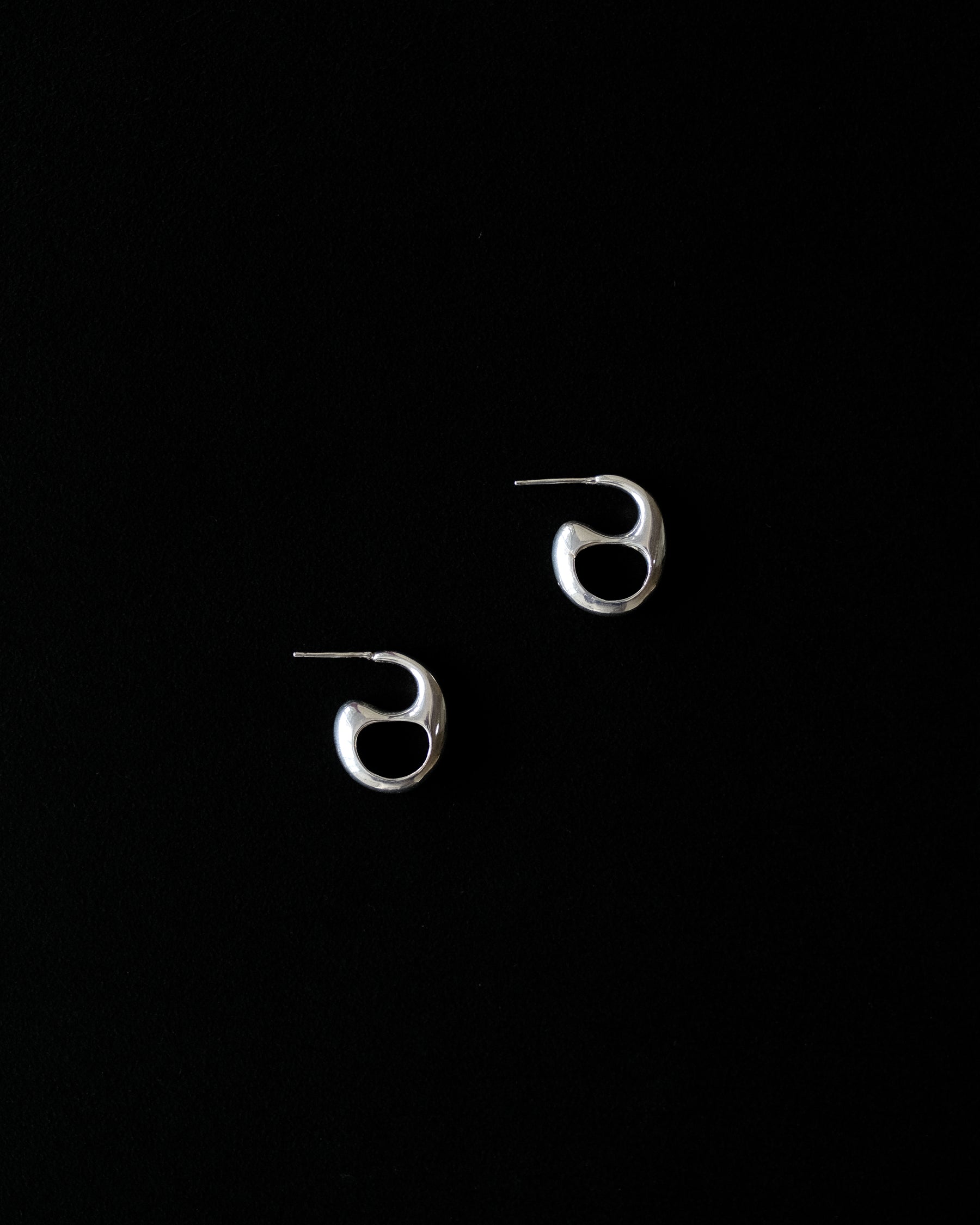 Noemí C-Shaped Stud Earrings