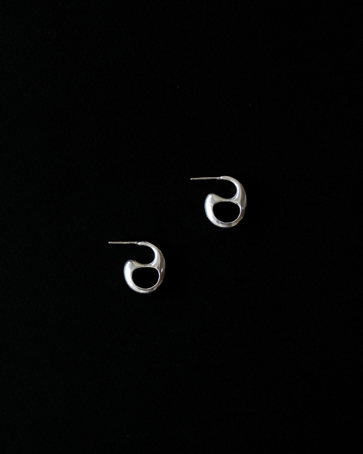 Noemí C-Shaped Stud Earrings