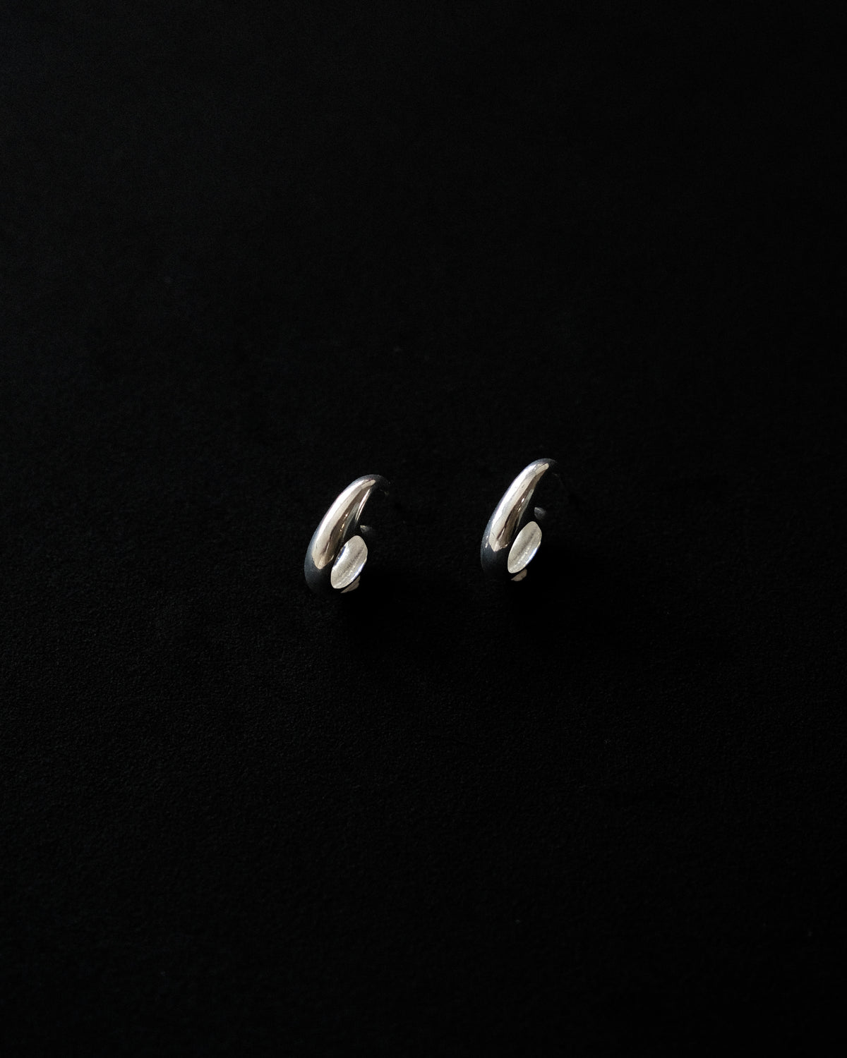 Noemí C-Shaped Stud Earrings