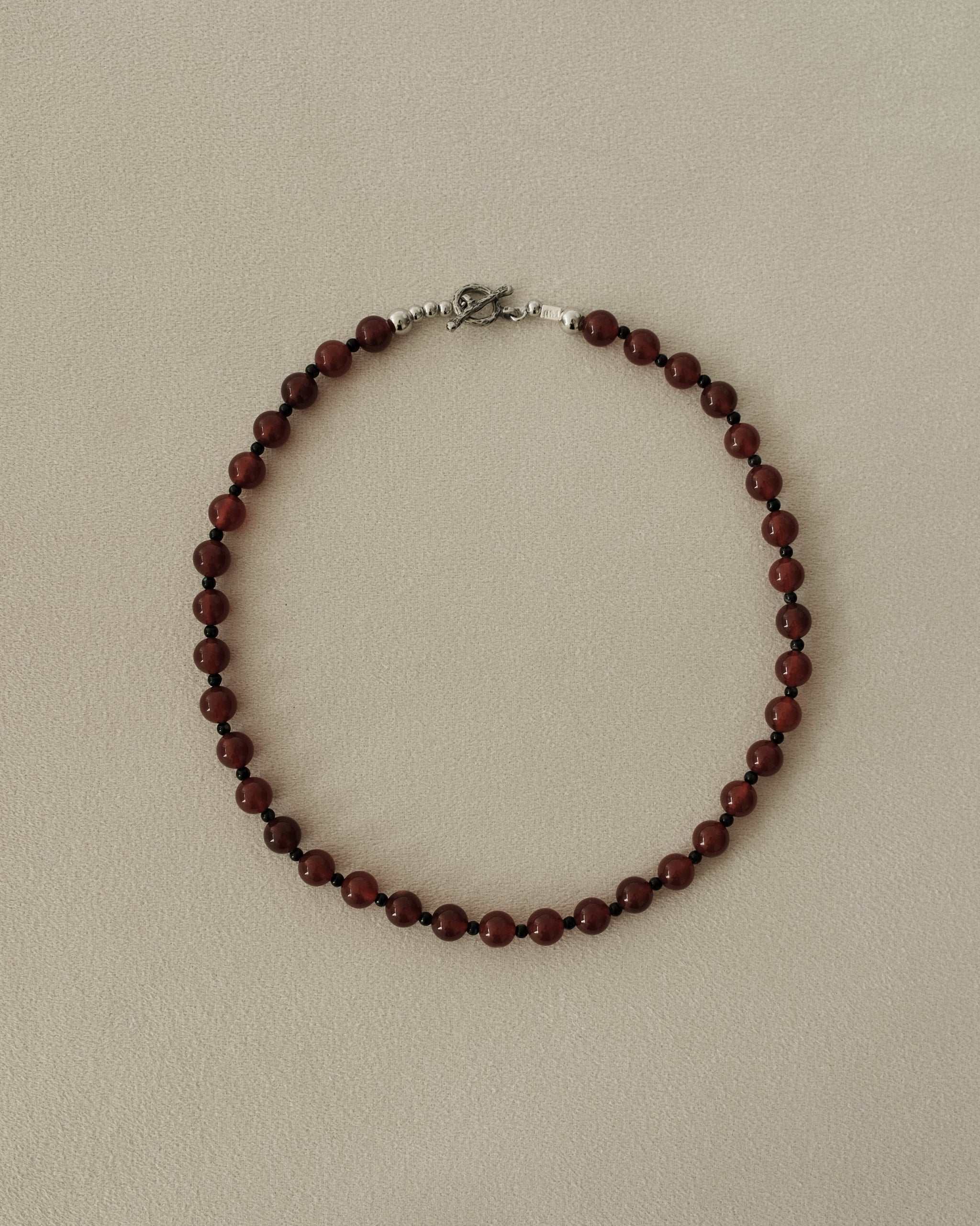 Potrait of the red collar myjn atelier