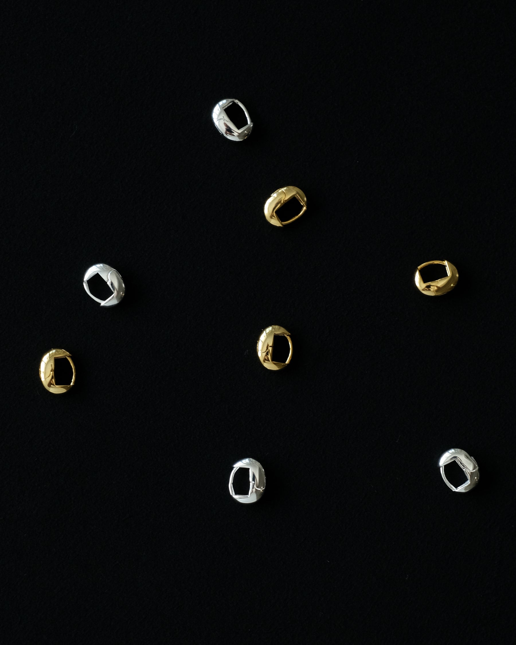 Oera Tiny Lock Hoop Earrings