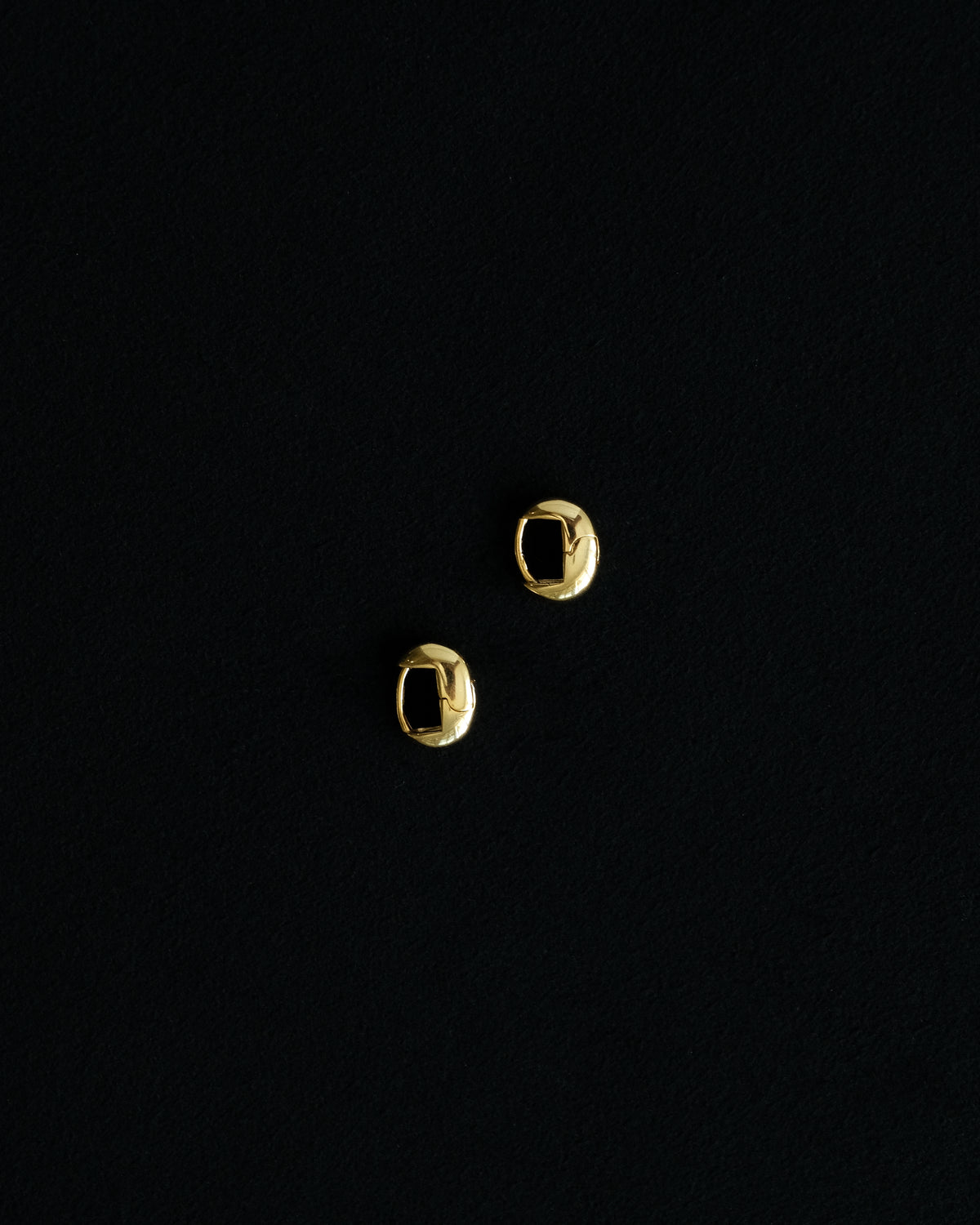 Oera Tiny Lock Hoop Earrings